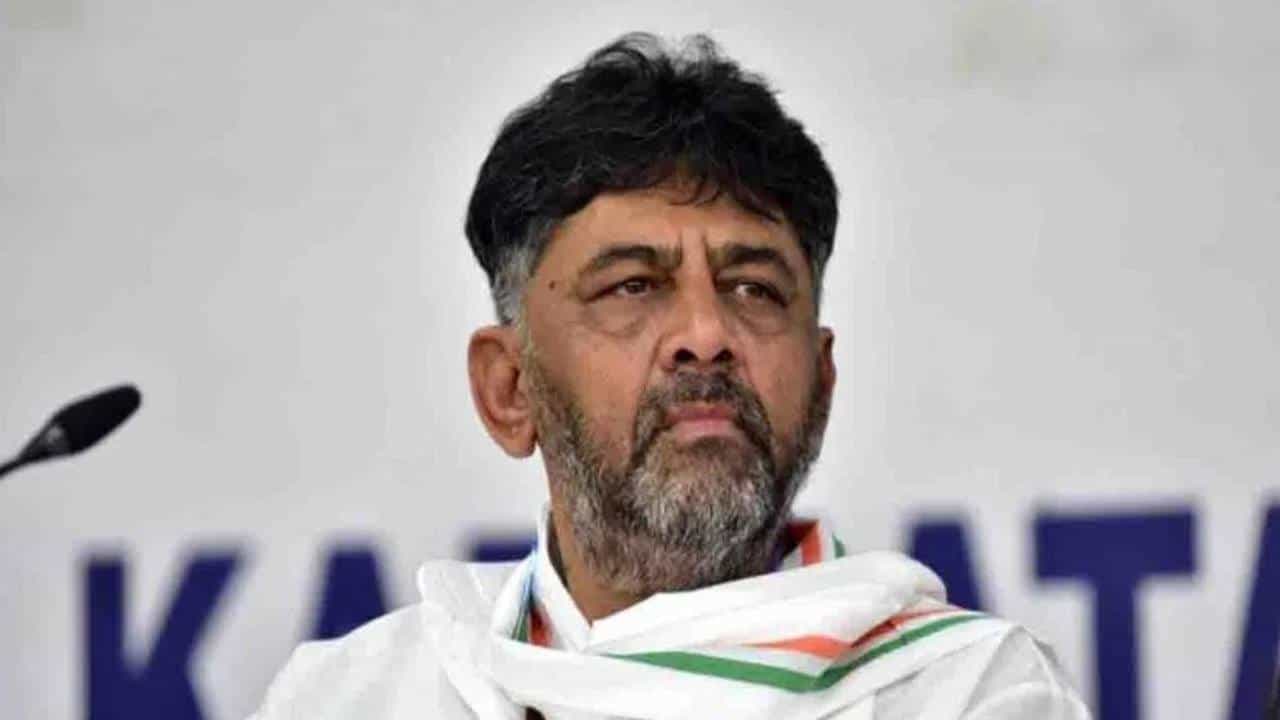 DK Shivakumar: ಪಕ್ಷಕ್ಕೆ ನಿಷ್ಠರನ್ನು ಹೈಕಮಾಂಡ್ ಕೈಬಿಟ್ಟಿಲ್ಲ; ಡಿಕೆ ಶಿವಕುಮಾರ್ ಹೇಳಿಕೆ ಮರ್ಮವೇನು? DK Shivakumar: ಪಕ್ಷಕ್ಕೆ ನಿಷ್ಠರನ್ನು ಹೈಕಮಾಂಡ್ ಕೈಬಿಟ್ಟಿಲ್ಲ; ಡಿಕೆ ಶಿವಕುಮಾರ್ ಹೇಳಿಕೆ ಮರ್ಮವೇನು?