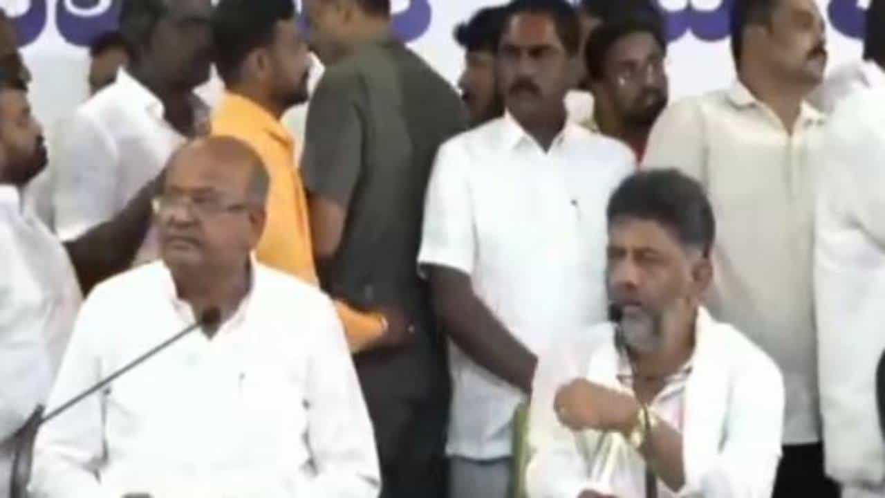 DK Shivakumar: ತಡವಾಗಿ ಬಂದದ್ದಕ್ಕೆ ಪತ್ರಿಕಾಗೋಷ್ಠಿ ಬಹಿಷ್ಕಾರ; ಪತ್ರಕರ್ತರ ವಿರುದ್ಧ ಡಿಕೆ ಶಿವಕುಮಾರ್ ಗರಂ DK Shivakumar: ತಡವಾಗಿ ಬಂದದ್ದಕ್ಕೆ ಪತ್ರಿಕಾಗೋಷ್ಠಿ ಬಹಿಷ್ಕಾರ; ಪತ್ರಕರ್ತರ ವಿರುದ್ಧ ಡಿಕೆ ಶಿವಕುಮಾರ್ ಗರಂ