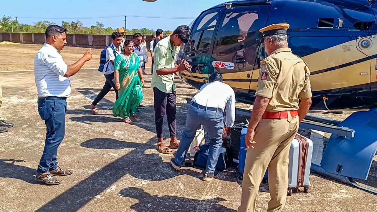 ಚುನಾವಣಾ ಆಯೋಗದ ಅಧಿಕಾರಿಗಳು ನಿನ್ನೆ ಮತ್ತು ಇಂದು ಎರಡೂ ದಿನ ನನ್ನ ಹೆಲಿಕಾಪ್ಟರ್‌ ಅನ್ನೇ ಪರಿಶೀಲನೆ ನಡೆಸಿದ್ದಾರೆ ಎಂದು ಡಿಕೆ ಶಿವಕುಮಾರ್​ ಹೇಳಿದ್ದಾರೆ.