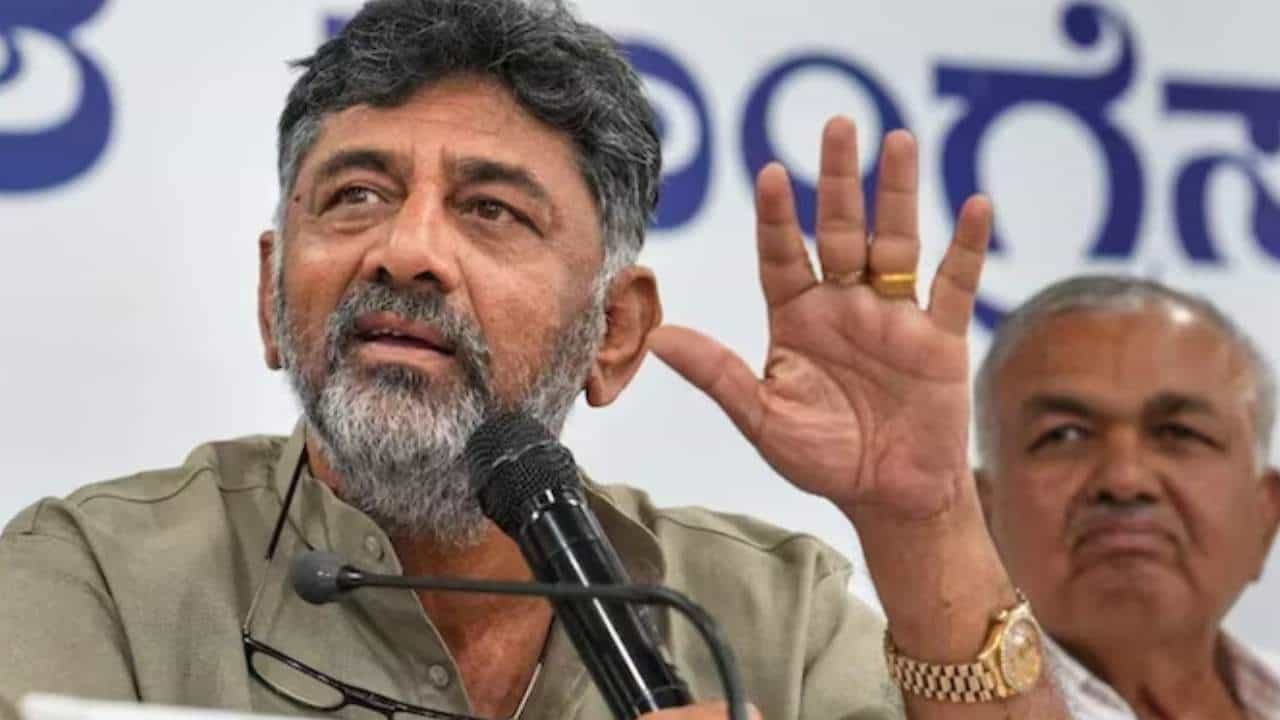 DK Shivakumar: ಡಿಕೆ ಶಿವಕುಮಾರ್ ವಿರುದ್ಧ ಚುನಾವಣಾಧಿಕಾರಿಗೆ ಬಿಜೆಪಿ ದೂರು DK Shivakumar: ಡಿಕೆ ಶಿವಕುಮಾರ್ ವಿರುದ್ಧ ಚುನಾವಣಾಧಿಕಾರಿಗೆ ಬಿಜೆಪಿ ದೂರು