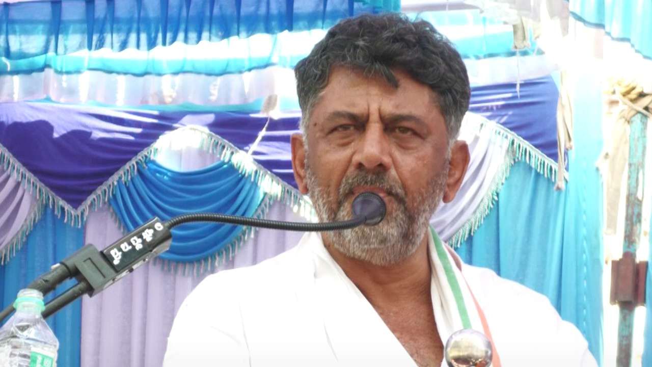 ನಾನು ಸರೆಂಡರ್ ಆಗಲ್ಲ: ಡಿಕೆ ಶಿವಕುಮಾರ್ ಹೀಗ್ಯಾಕೆ ಹೇಳಿದರು ಗೊತ್ತಾ? ನಾನು ಸರೆಂಡರ್ ಆಗಲ್ಲ: ಡಿಕೆ ಶಿವಕುಮಾರ್ ಹೀಗ್ಯಾಕೆ ಹೇಳಿದರು ಗೊತ್ತಾ?