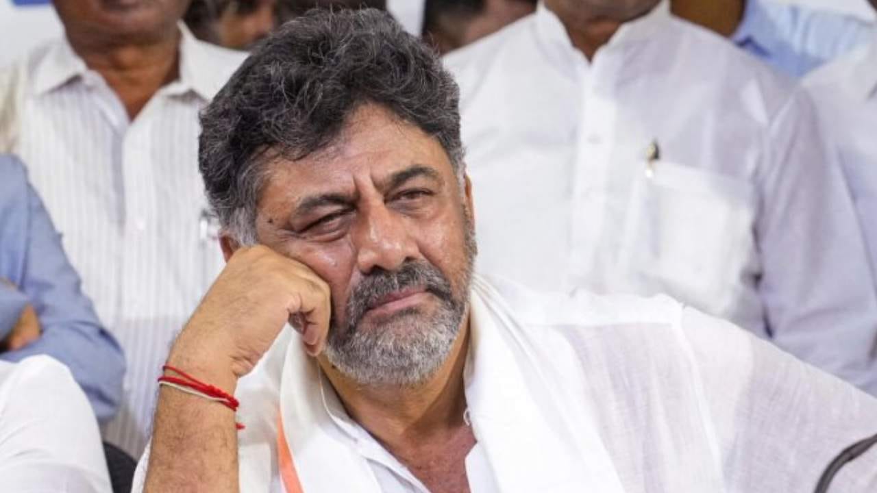 ಡಿಕೆ ಶಿವಕುಮಾರ್ ಆಪ್ತನ ಬ್ಯಾಗ್ ನಲ್ಲಿ 50 ಸಾವಿರ ನಗದು ಪತ್ತೆ: ನೋಟಿಸ್ ನೀಡಿದ ...
