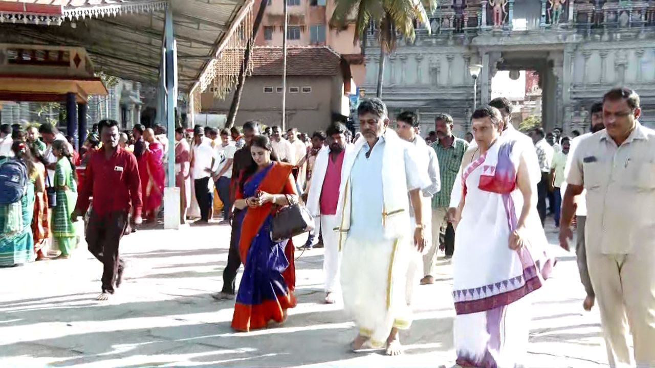 ಕುಟುಂಬ ಸಮೇತ ಧರ್ಮಸ್ಥಳಕ್ಕೆ ಹೋಗಿದ್ದ ಡಿಕೆ ಶಿವಕುಮಾರ್‌, ಮಂಜುನಾಥನ ದರ್ಶನ ಪಡೆದಿದ್ರು. ನಿನ್ನೆ ಬೆಳಗಾಗ್ತಿದ್ದಂತೆ ಚಿಕ್ಕಮಗಳೂರು ಜಿಲ್ಲೆಯ ಶೃಂಗೇರಿಗೆ ಆಗಮಿಸಿದ್ರು.