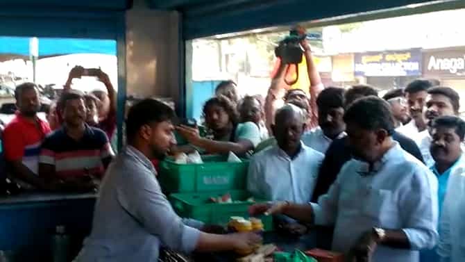 ರಾಜ್ಯದಲ್ಲಿ ಅಮುಲ್​ ಉತ್ಪನ್ನಗಳ ಮಾರಾಟ ವಿಚಾರ: ನಂದಿನಿ ಹಾಲು ಉತ್ಪನ್ನಗಳನ್ನು ಖರೀದಿಸುವ ಮೂಲಕ ವಿರೋಧ ವ್ಯಕ್ತಪಡಿಸಿದ ಡಿಕೆ ಶಿವಕುಮಾರ್