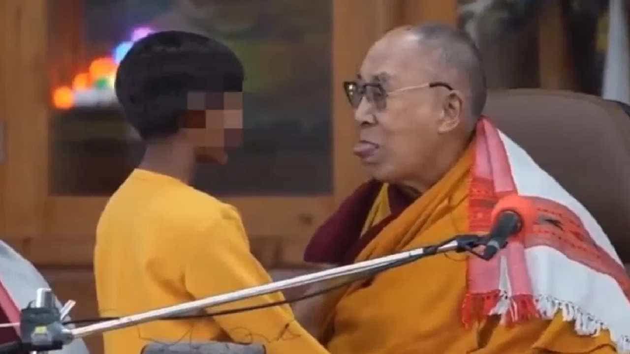 Dalai Lama Video: ಬಾಲಕನಿಗೆ ಮುತ್ತಿಟ್ಟು, ತಮ್ಮ ನಾಲಿಗೆ ಚೀಪುವಂತೆ ಹೇಳಿದ ದಲೈ ಲಾಮಾ: ನೆಟ್ಟಿಗರು ಗರಂ Dalai Lama Video: ಬಾಲಕನಿಗೆ ಮುತ್ತಿಟ್ಟು, ತಮ್ಮ ನಾಲಿಗೆ ಚೀಪುವಂತೆ ಹೇಳಿದ ದಲೈ ಲಾಮಾ: ನೆಟ್ಟಿಗರು ಗರಂ