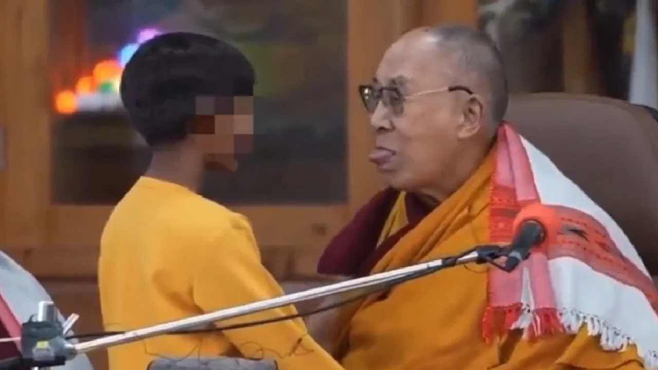 Dalai Lama Video: ಬಾಲಕನಿಗೆ ಮುತ್ತಿಟ್ಟು, ತಮ್ಮ ನಾಲಿಗೆ ಚೀಪುವಂತೆ ಹೇಳಿದ ದಲೈ ಲಾಮಾ: ನೆಟ್ಟಿಗರು ಗರಂ