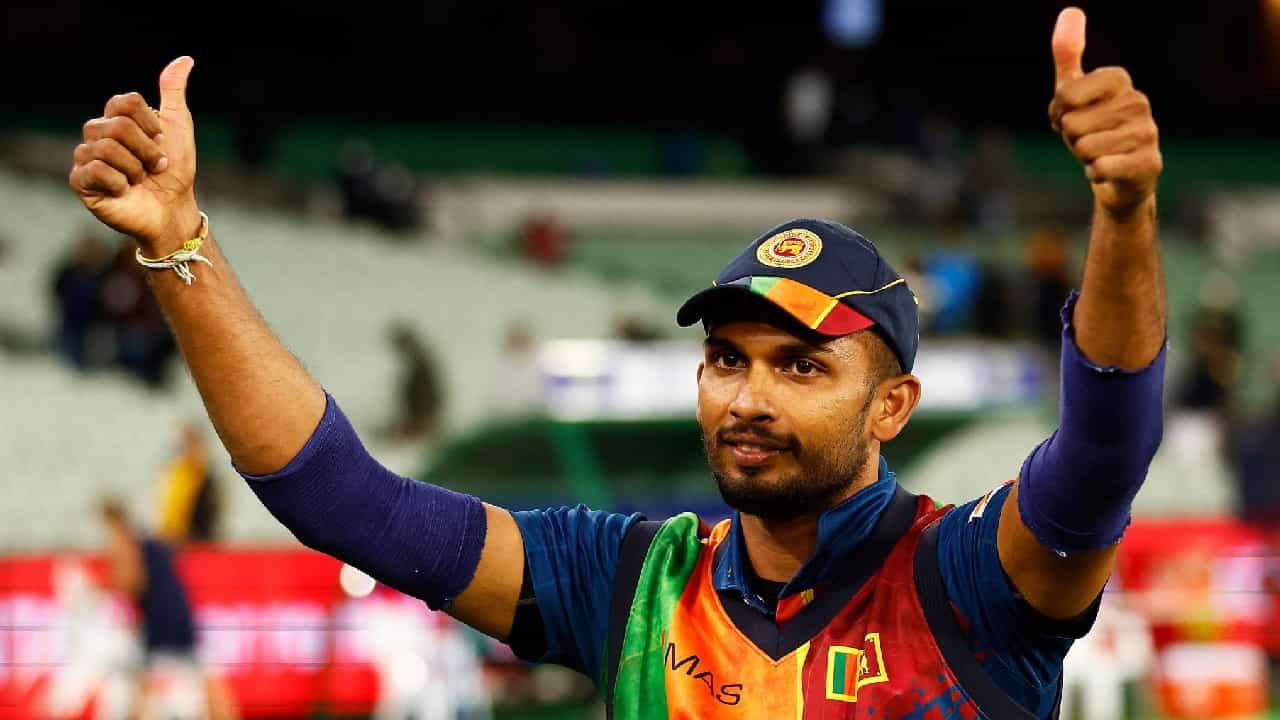 IPL 2023: ಶ್ರೀಲಂಕಾ ತಂಡದ ನಾಯಕ ದಸುನ್ ಶಾನಕಗೆ ಕೊನೆಗೂ ಐಪಿಎಲ್ನಲ್ಲಿ ಅವಕಾಶ ಲಭಿಸಿದೆ. ಈ ಬಾರಿಯ ಐಪಿಎಲ್ ಹರಾಜಿನಲ್ಲಿ 50 ಲಕ್ಷ ರೂ. ಮೂಲಬೆಲೆಯೊಂದಿಗೆ ಕಾಣಿಸಿಕೊಂಡಿದ್ದ ಶಾನಕ ಅವರನ್ನು ಯಾವುದೇ ಫ್ರಾಂಚೈಸಿ ಖರೀದಿಸಿರಲಿಲ್ಲ.