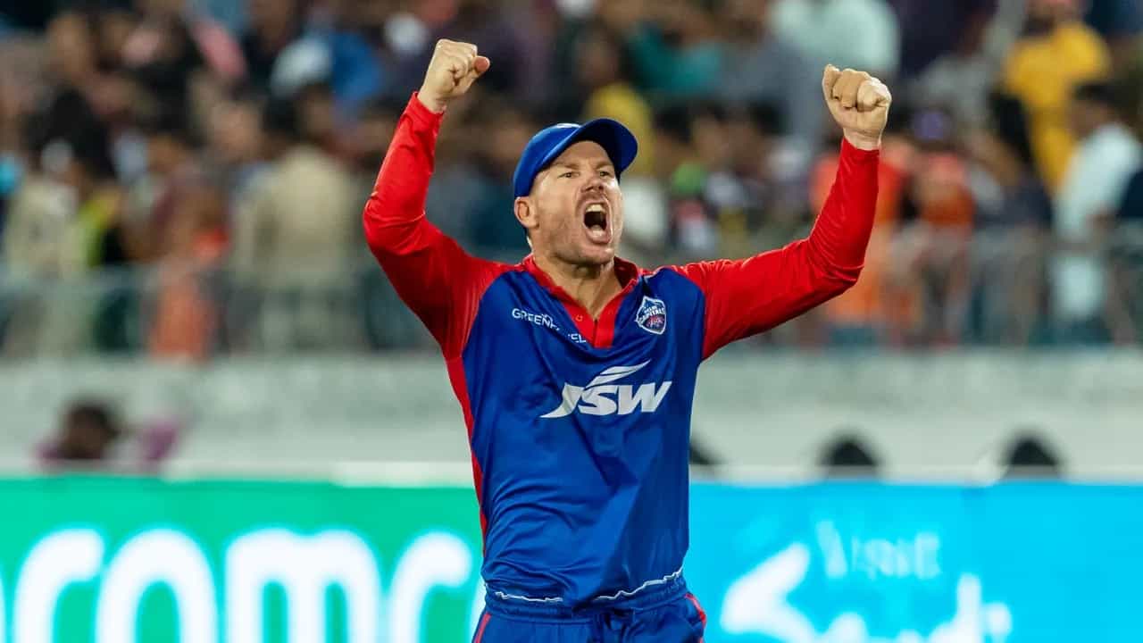 IPL 2023: ಐಪಿಎಲ್ನ 34ನೇ ಪಂದ್ಯದಲ್ಲಿ ಸನ್ರೈಸರ್ಸ್ ಹೈದರಾಬಾದ್ ತಂಡಕ್ಕೆ ಸೋಲುಣಿಸುವ ಮೂಲಕ ಡೆಲ್ಲಿ ಕ್ಯಾಪಿಟಲ್ಸ್ 2ನೇ ಜಯ ಸಾಧಿಸಿದೆ. ಈ ಗೆಲುವು ಡೆಲ್ಲಿ ತಂಡದ ನಾಯಕ ಡೇವಿಡ್ ವಾರ್ನರ್ ಪಾಲಿಗೆ ತುಂಬಾ ಮಹತ್ವದ್ದು. ಏಕೆಂದರೆ ವಾರ್ನರ್ ಮಾಜಿ ಎಸ್ಆರ್ಹೆಚ್ ಆಟಗಾರ.