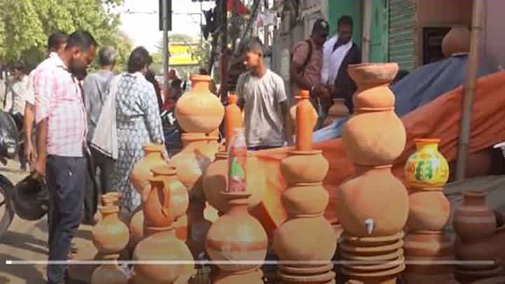 Scorching heat: ಪಾಟ್ನಾದಲ್ಲಿ 45 ಡಿಗ್ರಿ ಸೆಲ್ಸಿಯಸ್ ತಾಪಮಾನದಿಂದ ಬಸವಳಿಯುತ್ತಿರುವ ಜನ ತಂಪು ನೀರಿಗಾಗಿ ಮಣ್ಣಿನ ಮಡಕೆಗಳ ಮೊರೆ! Scorching heat: ಪಾಟ್ನಾದಲ್ಲಿ 45 ಡಿಗ್ರಿ ಸೆಲ್ಸಿಯಸ್ ತಾಪಮಾನದಿಂದ ಬಸವಳಿಯುತ್ತಿರುವ ಜನ ತಂಪು ನೀರಿಗಾಗಿ ಮಣ್ಣಿನ ಮಡಕೆಗಳ ಮೊರೆ!