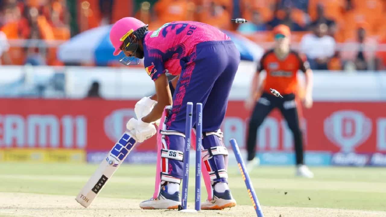 IPL 2023: ಉಮ್ರಾನ್ ಬೆಂಕಿ ಬೌಲಿಂಗ್: ಕಣ್ಣು ಮಿಟುಕಿಸುವಷ್ಟರಲ್ಲಿ ಪಡಿಕ್ಕಲ್ ಕ್ಲೀನ್ ಬೌಲ್ಡ್ IPL 2023: ಉಮ್ರಾನ್ ಬೆಂಕಿ ಬೌಲಿಂಗ್: ಕಣ್ಣು ಮಿಟುಕಿಸುವಷ್ಟರಲ್ಲಿ ಪಡಿಕ್ಕಲ್ ಕ್ಲೀನ್ ಬೌಲ್ಡ್