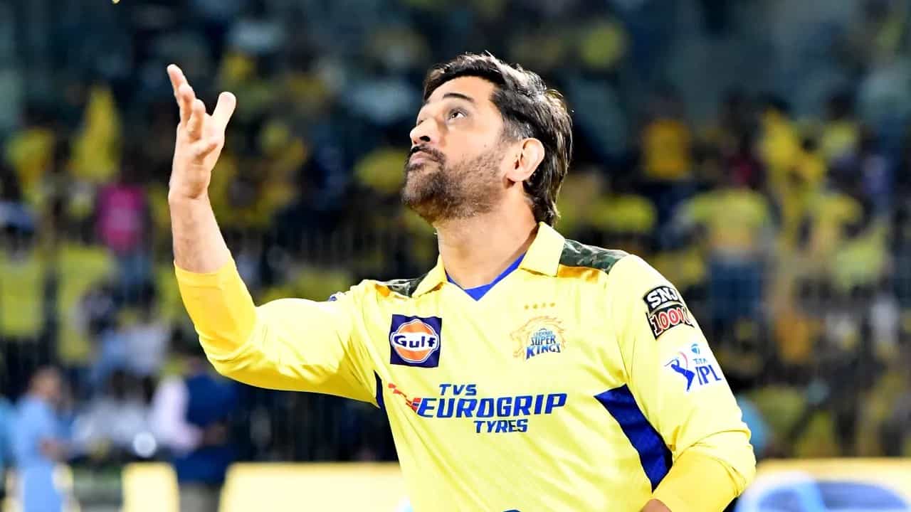 IPL 2023: ಚೆನ್ನೈನ ಎಂಎ ಚಿದರಂಬರಂ ಕ್ರಿಕೆಟ್ ಸ್ಟೇಡಿಯಂನಲ್ಲಿ ರಾಜಸ್ಥಾನ್ ರಾಯಲ್ಸ್ ವಿರುದ್ಧ ಕಣಕ್ಕಿಳಿಯುವ ಮೂಲಕ ಸಿಎಸ್ಕೆ ತಂಡದ ನಾಯಕ ಮಹೇಂದ್ರ ಸಿಂಗ್ ಧೋನಿ ಐತಿಹಾಸಿಕ ದಾಖಲೆ ಬರೆದಿದ್ದಾರೆ. ಅದು ಕೂಡ ಐಪಿಎಲ್ ಇತಿಹಾಸದಲ್ಲೇ ಯಾರು ಮಾಡದ ದಾಖಲೆ ಎಂಬುದು ವಿಶೇಷ.
