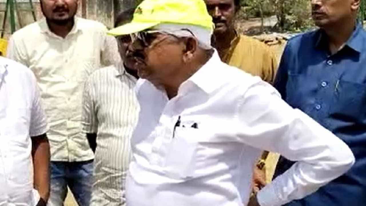 ಮತ್ತೆ ಪ್ರಚಾರಕ್ಕಿಳಿದ ಪರಮೇಶ್ವರ್, ಕಲ್ಲೇಟು ಬಿದ್ದಿದ್ದ ಗ್ರಾಮದಿಂದಲೇ ಪ್ರಚಾರ ಆರಂಭ ಮತ್ತೆ ಪ್ರಚಾರಕ್ಕಿಳಿದ ಪರಮೇಶ್ವರ್, ಕಲ್ಲೇಟು ಬಿದ್ದಿದ್ದ ಗ್ರಾಮದಿಂದಲೇ ಪ್ರಚಾರ ಆರಂಭ
