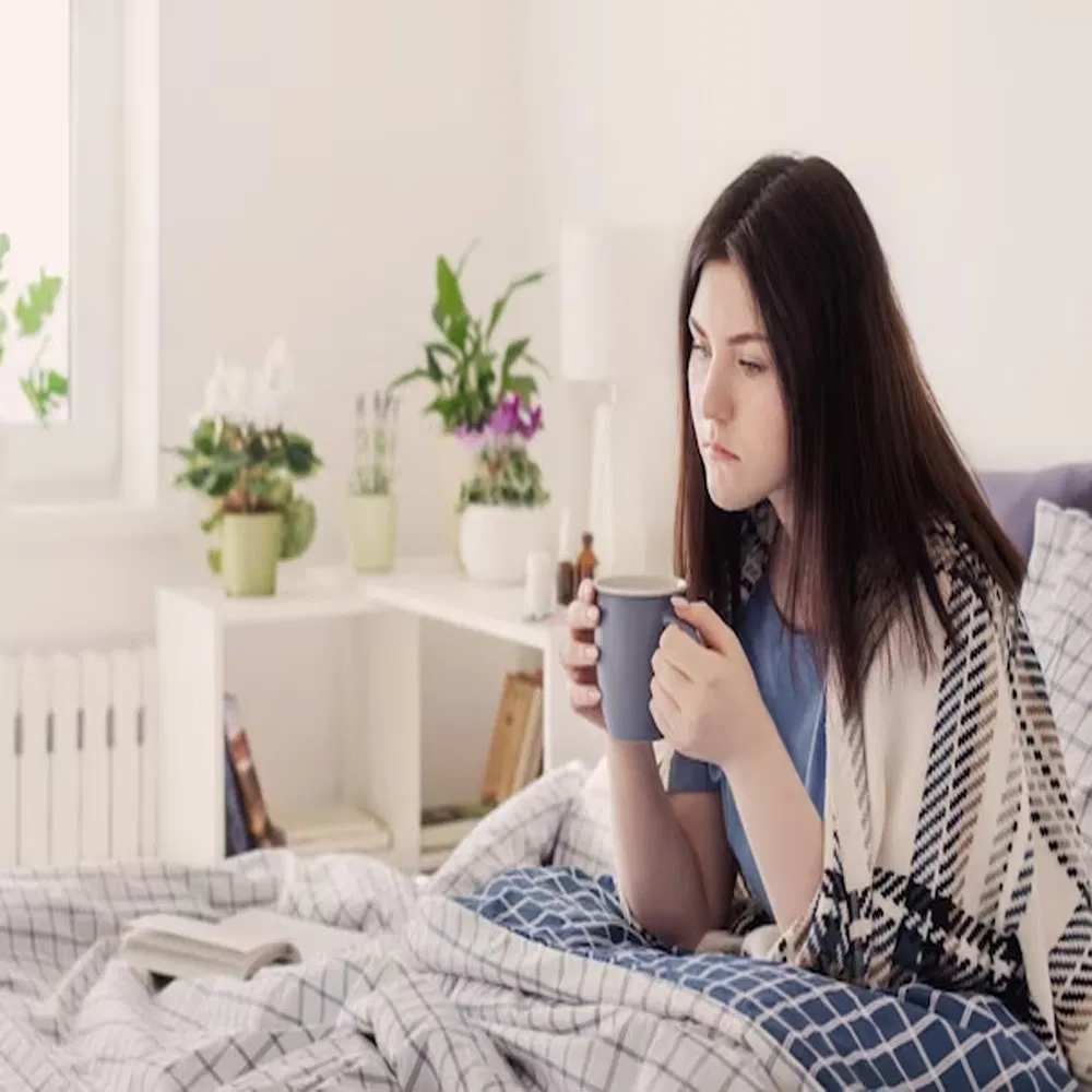 ಬಹಳಷ್ಟು ಮಂದಿ ಬೆಳಿಗ್ಗೆ ಎದ್ದ ತಕ್ಷಣ ರಿಫ್ರೆಶ್ ಆಗಲು ಟೀ ಕುಡಿಯುತ್ತಾರೆ. ಇದನ್ನು ಸಾಮಾನ್ಯವಾಗಿ ಎಲ್ಲರೂ ಬೆಡ್ ಟೀ ಎಂದು ಹೇಳುತ್ತಾರೆ. ಚಹಾದೊಂದಿಗೆ ದಿನವನ್ನು ಪ್ರಾರಂಭಿಸುವ ವಾಡಿಕೆ ನಮ್ಮ ದೇಶದಲ್ಲಿ ಬಹಳ ಪುರಾತನವಾದದ್ದು. ಇದು ತುಂಬಾ ಜನರಿಗೆ ಅಭ್ಯಾಸವಾಗಿ ಮಾರ್ಪಟ್ಟಿದೆ. ಹಾಗಾದರೆ ಖಾಲಿ ಹೊಟ್ಟೆಯೊಂದಿಗೆ ಟೀ ಕುಡಿಯುವುದರಿಂದ ಆರೋಗ್ಯಕ್ಕೆ ತುಂಬಾ ಹಾನಿಯಾಗುತ್ತಿದೆ ಎಂದು ತಜ್ಞರು ಹೇಳುತ್ತಾರೆ.