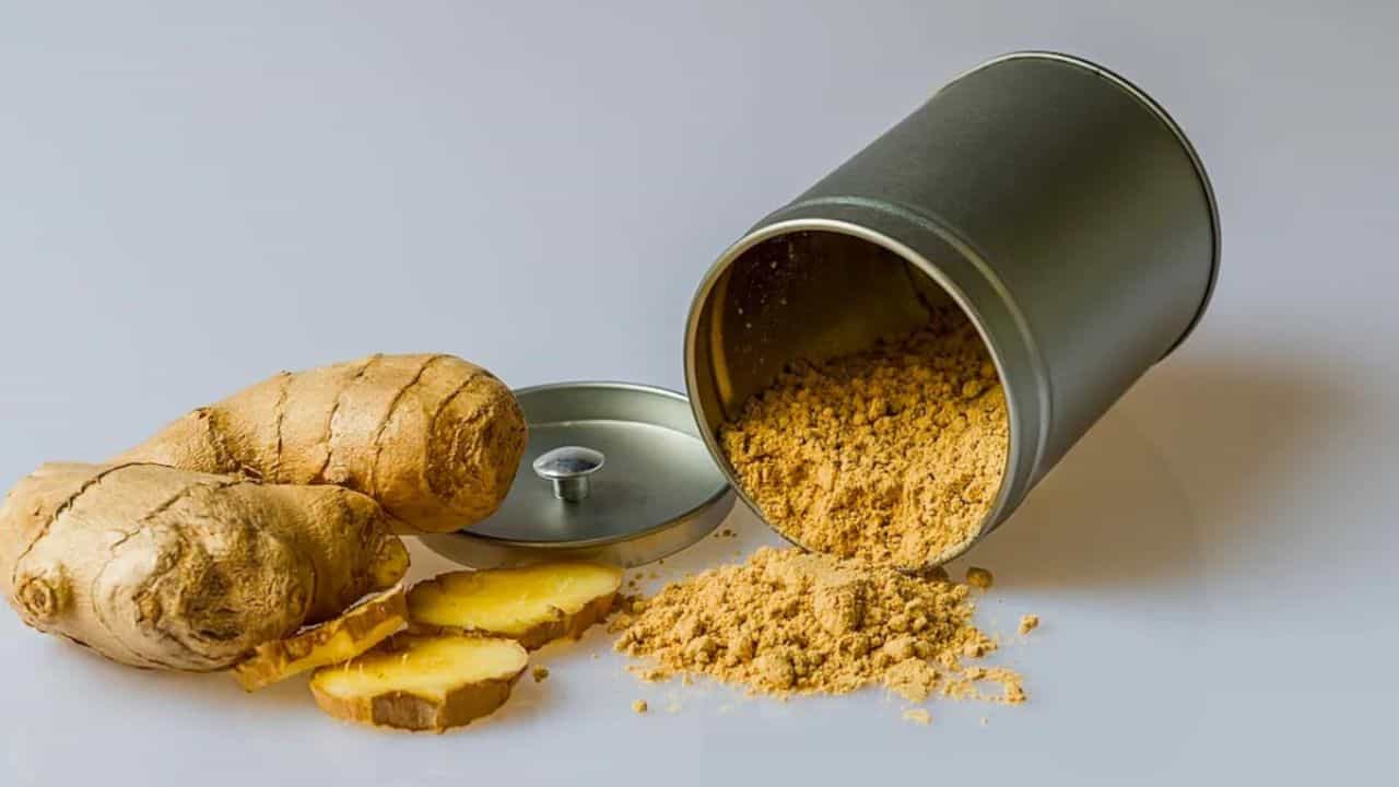 DIY Dry Ginger Powder: ದೈನಂದಿನ ಅಡುಗೆಯಲ್ಲಿ ಬಳಕೆ ಮಾಡಲು ಶುಂಠಿ ಪುಡಿಯನ್ನು ತಯಾರಿಸುವ ಸುಲಭ ಹಂತಗಳು DIY Dry Ginger Powder: ದೈನಂದಿನ ಅಡುಗೆಯಲ್ಲಿ ಬಳಕೆ ಮಾಡಲು ಶುಂಠಿ ಪುಡಿಯನ್ನು ತಯಾರಿಸುವ ಸುಲಭ ಹಂತಗಳು