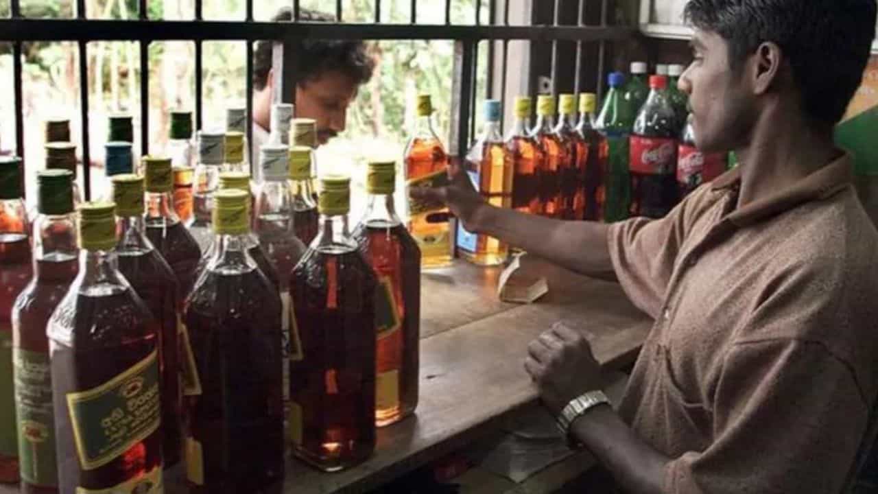 Liquor: ಸ್ಟೇಡಿಯಂಗಳು ಸೇರಿದಂತೆ ಇನ್ನು ಎಲ್ಲ ಕಡೆಗಳಲ್ಲೂ ಮದ್ಯ ಮಾರಾಟಕ್ಕೆ ಅವಕಾಶ ಕಲ್ಪಿಸಿದ ರಾಜ್ಯ ಸರ್ಕಾರ! Liquor: ಸ್ಟೇಡಿಯಂಗಳು ಸೇರಿದಂತೆ ಇನ್ನು ಎಲ್ಲ ಕಡೆಗಳಲ್ಲೂ ಮದ್ಯ ಮಾರಾಟಕ್ಕೆ ಅವಕಾಶ ಕಲ್ಪಿಸಿದ ರಾಜ್ಯ ಸರ್ಕಾರ!