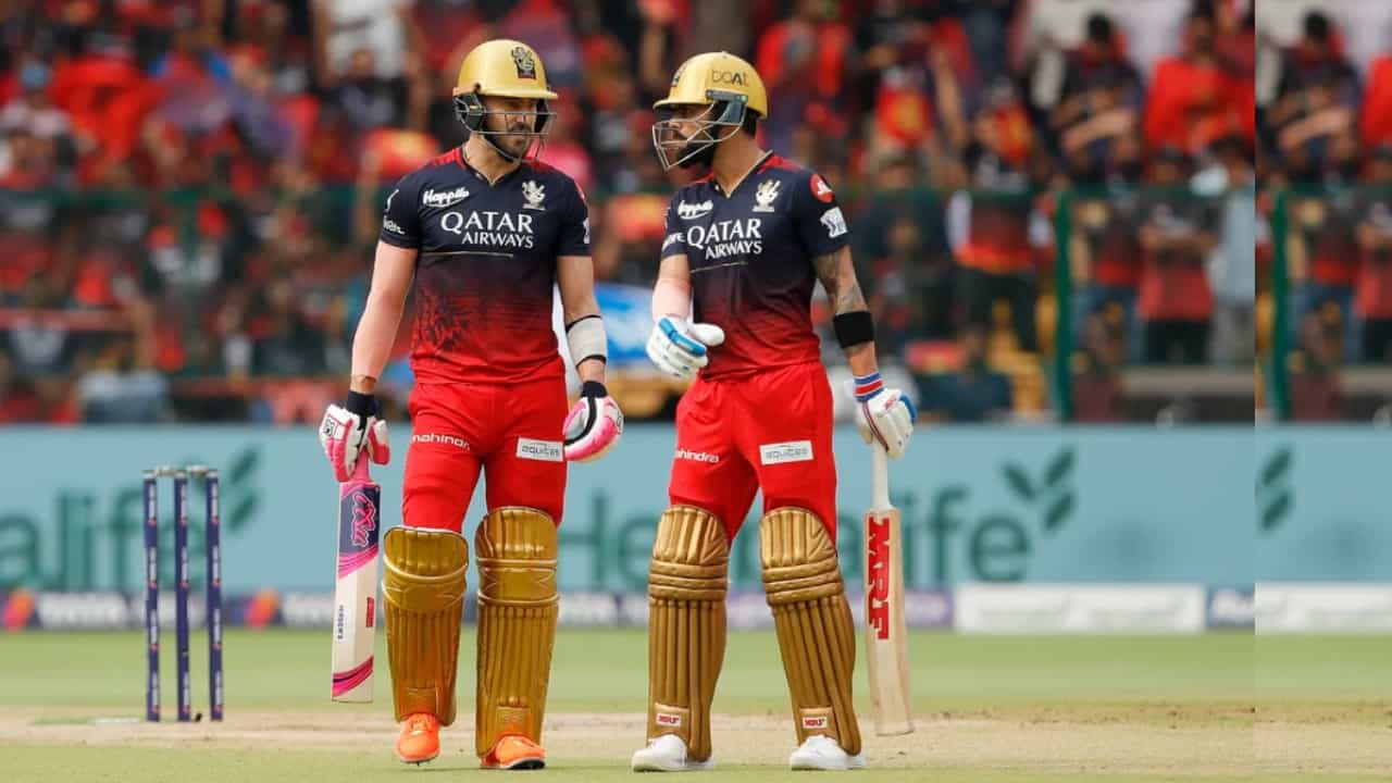 IPL 2023: ಹೈದರಾಬಾದ್ನಲ್ಲಿ ನಡೆದ ಸನ್ರೈಸರ್ಸ್ ಹೈದರಾಬಾದ್ ವಿರುದ್ಧದ ಪಂದ್ಯದಲ್ಲಿ ಭರ್ಜರಿ ಬ್ಯಾಟಿಂಗ್ ಪ್ರದರ್ಶಿಸುವ ಮೂಲಕ ವಿರಾಟ್ ಕೊಹ್ಲಿ ಹಾಗೂ ಫಾಫ್ ಡುಪ್ಲೆಸಿಸ್ ವಿಶೇಷ ದಾಖಲೆ ಬರೆದಿದ್ದಾರೆ. ಅದು ಕೂಡ ಕ್ರಿಸ್ ಗೇಲ್ ಅವರೊಂದಿಗಿನ ದಾಖಲೆಯನ್ನು ಸರಿಗಟ್ಟುವ ಮೂಲಕ ಎಂಬುದು ವಿಶೇಷ.