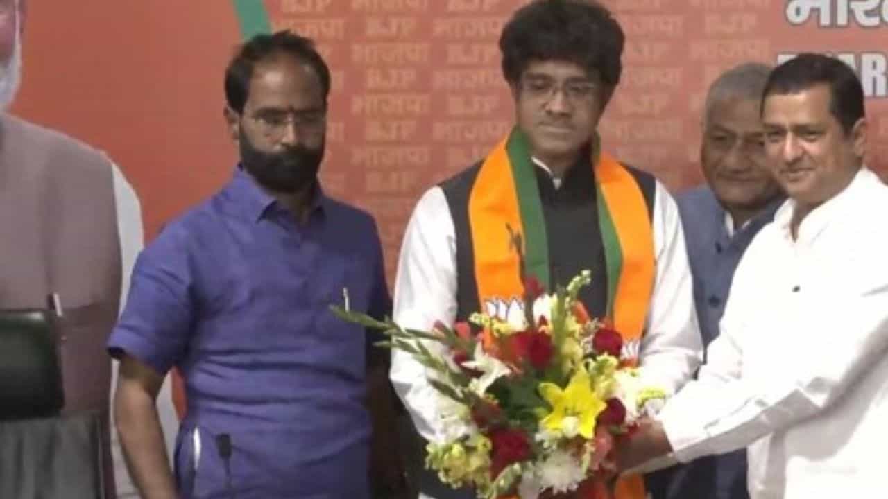 CR Keshavan joins BJP: ಕಾಂಗ್ರೆಸ್ ಮಾಜಿ ನಾಯಕ ಸಿ ರಾಜಗೋಪಾಲಾಚಾರಿ ಮರಿಮೊಮ್ಮಗ ಸಿಆರ್ ಕೇಶವನ್ ಬಿಜೆಪಿ ಸೇರ್ಪಡೆ CR Keshavan joins BJP: ಕಾಂಗ್ರೆಸ್ ಮಾಜಿ ನಾಯಕ ಸಿ ರಾಜಗೋಪಾಲಾಚಾರಿ ಮರಿಮೊಮ್ಮಗ ಸಿಆರ್ ಕೇಶವನ್ ಬಿಜೆಪಿ ಸೇರ್ಪಡೆ