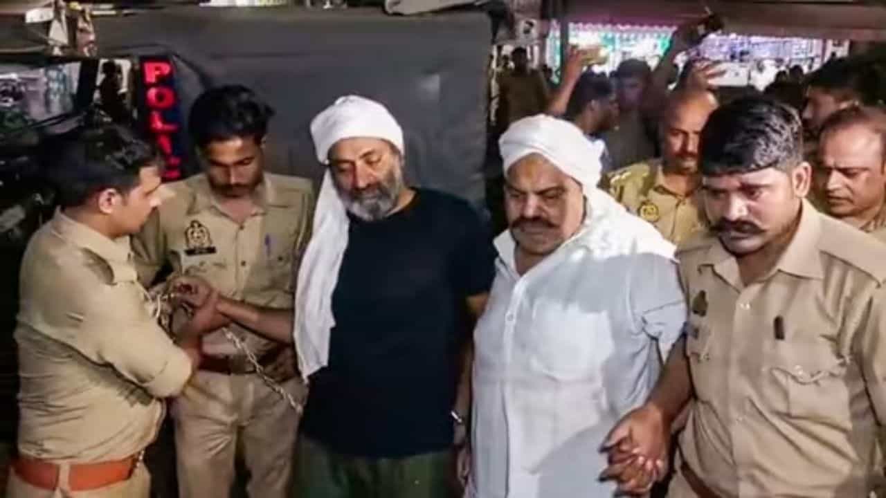 Atiq Ahmed: ಗ್ಯಾಂಗ್ಸ್ಟರ್ ಅತೀಕ್ ಅಹ್ಮದ್ ಹತ್ಯೆ ಪ್ರಕರಣ: 5 ಪೊಲೀಸ್ ಅಧಿಕಾರಿಗಳು ಅಮಾನತು Atiq Ahmed: ಗ್ಯಾಂಗ್ಸ್ಟರ್ ಅತೀಕ್ ಅಹ್ಮದ್ ಹತ್ಯೆ ಪ್ರಕರಣ: 5 ಪೊಲೀಸ್ ಅಧಿಕಾರಿಗಳು ಅಮಾನತು