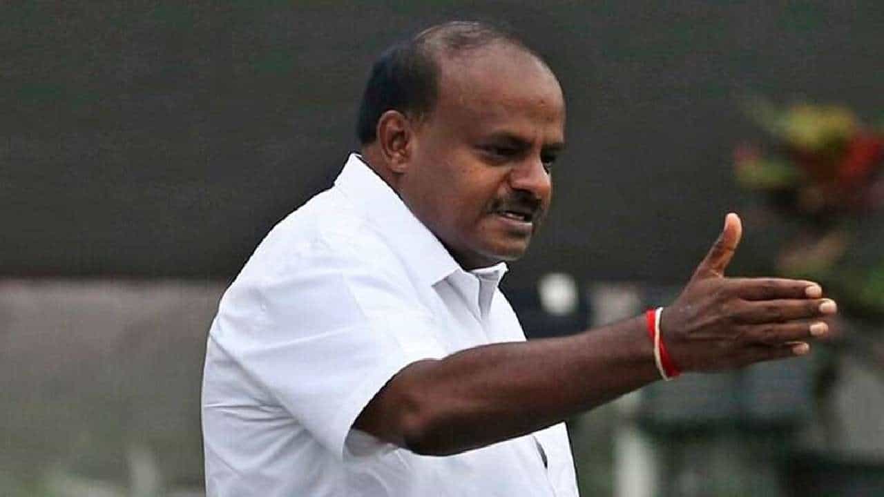 ಕಾಂಗ್ರೆಸ್ ಮುಖಂಡರ ಜೆಡಿಎಸ್ ಸೇರ್ಪಡೆ ಕಾರ್ಯಕ್ರಮದಲ್ಲಿ ಕುಮಾರಸ್ವಾಮಿ ಕೈಯಲ್ಲಿ ಕಂತೆಕಂತೆ ನೋಟು