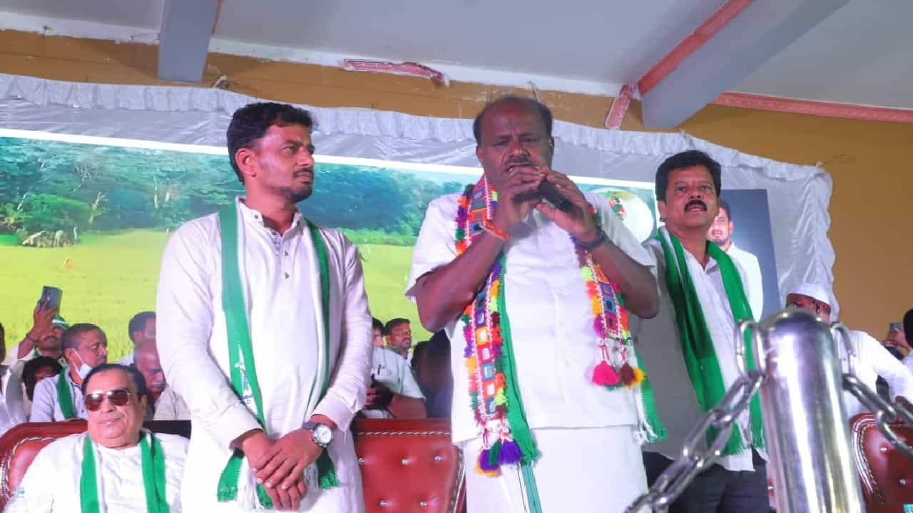 ಒಂದು ಕಡೆ ಸಫಾರಿ, ಇನ್ನೊಂದು ಕಡೆ ಸುಪಾರಿ: ಮೋದಿ ಸಿಎಂ ಆಗಿದ್ದಾಗ ಕೆಎಂಎಫ್ ಮುಗಿಸಲು ಸುಪಾರಿ ಕೊಡಲಾಗಿತ್ತು: ಕುಮಾರಸ್ವಾಮಿ ಗಂಭೀರ ಆರೋಪ ಒಂದು ಕಡೆ ಸಫಾರಿ, ಇನ್ನೊಂದು ಕಡೆ ಸುಪಾರಿ: ಮೋದಿ ಸಿಎಂ ಆಗಿದ್ದಾಗ ಕೆಎಂಎಫ್ ಮುಗಿಸಲು ಸುಪಾರಿ ಕೊಡಲಾಗಿತ್ತು: ಕುಮಾರಸ್ವಾಮಿ ಗಂಭೀರ ಆರೋಪ