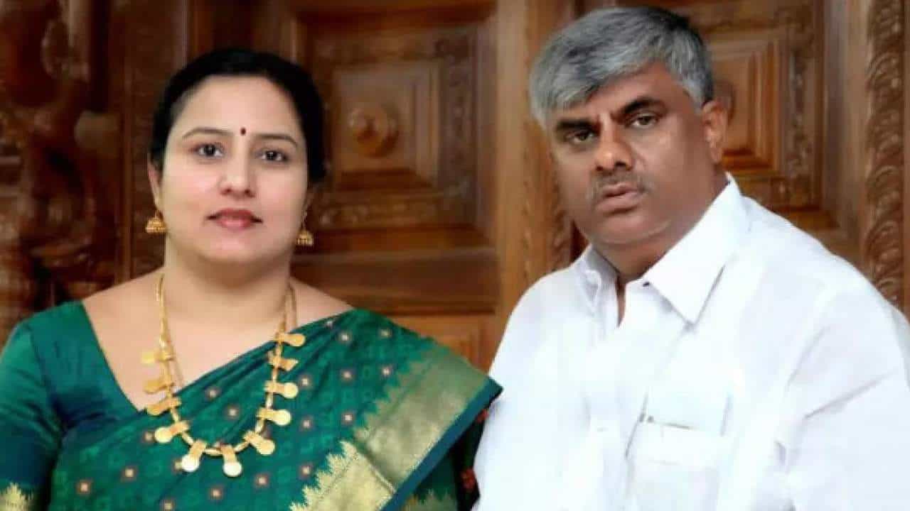 ಹೆಚ್.ಡಿ ರೇವಣ್ಣ ಆಸ್ತಿ ವಿವರ ಬಹಿರಂಗ: ದೊಡ್ಡಗೌಡರ ಸೊಸೆ ಭವಾನಿ ಬಳಿ ಕೆಜಿಗಟ್ಟಲೆ ಬಂಗಾರ, ಬೆಳ್ಳಿ ಹೆಚ್.ಡಿ ರೇವಣ್ಣ ಆಸ್ತಿ ವಿವರ ಬಹಿರಂಗ: ದೊಡ್ಡಗೌಡರ ಸೊಸೆ ಭವಾನಿ ಬಳಿ ಕೆಜಿಗಟ್ಟಲೆ ಬಂಗಾರ, ಬೆಳ್ಳಿ