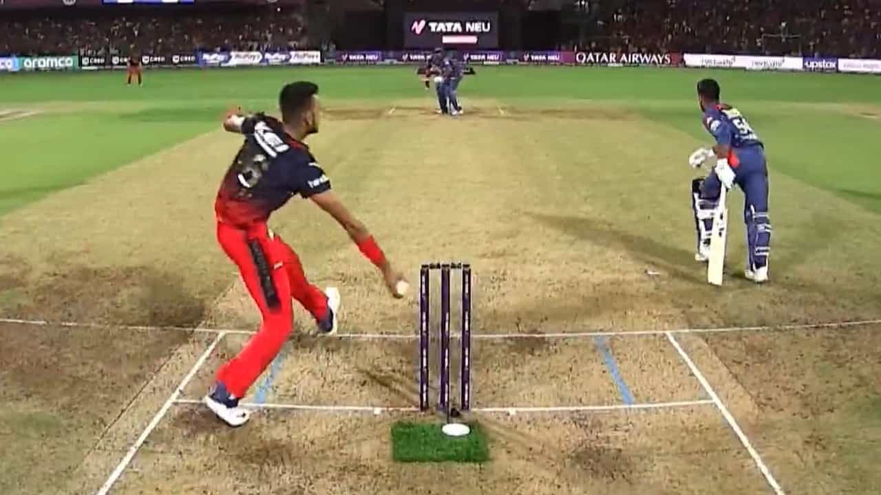 IPL 2023: ಸೋಮವಾರ ಚಿನ್ನಸ್ವಾಮಿ ಸ್ಟೇಡಿಯಂನಲ್ಲಿ ನಡೆದ ರಣರೋಚಕ ಪಂದ್ಯದಲ್ಲಿ ಆರ್ಸಿಬಿ ವಿರುದ್ಧ ಲಕ್ನೋ ಸೂಪರ್ ಜೈಂಟ್ಸ್ ತಂಡವು ಕೊನೆಯ ಎಸೆತದಲ್ಲಿ ಜಯ ಸಾಧಿಸಿತ್ತು. ಆದರೆ ಈ ಪಂದ್ಯವನ್ನು ಟೈ ಮಾಡಿಕೊಳ್ಳುವ ಉತ್ತಮ ಅವಕಾಶ ಆರ್ಸಿಬಿ ಮುಂದಿತ್ತು. ಆದರೆ ನಾನ್ ಸ್ಟ್ರೈಕ್ನಲ್ಲಿ ರವಿ ಬಿಷ್ಣೋಯ್ ಅವರನ್ನು ರನೌಟ್ ಮಾಡುವಲ್ಲಿ ಹರ್ಷಲ್ ಪಟೇಲ್ ವಿಫಲರಾಗಿದ್ದರು.