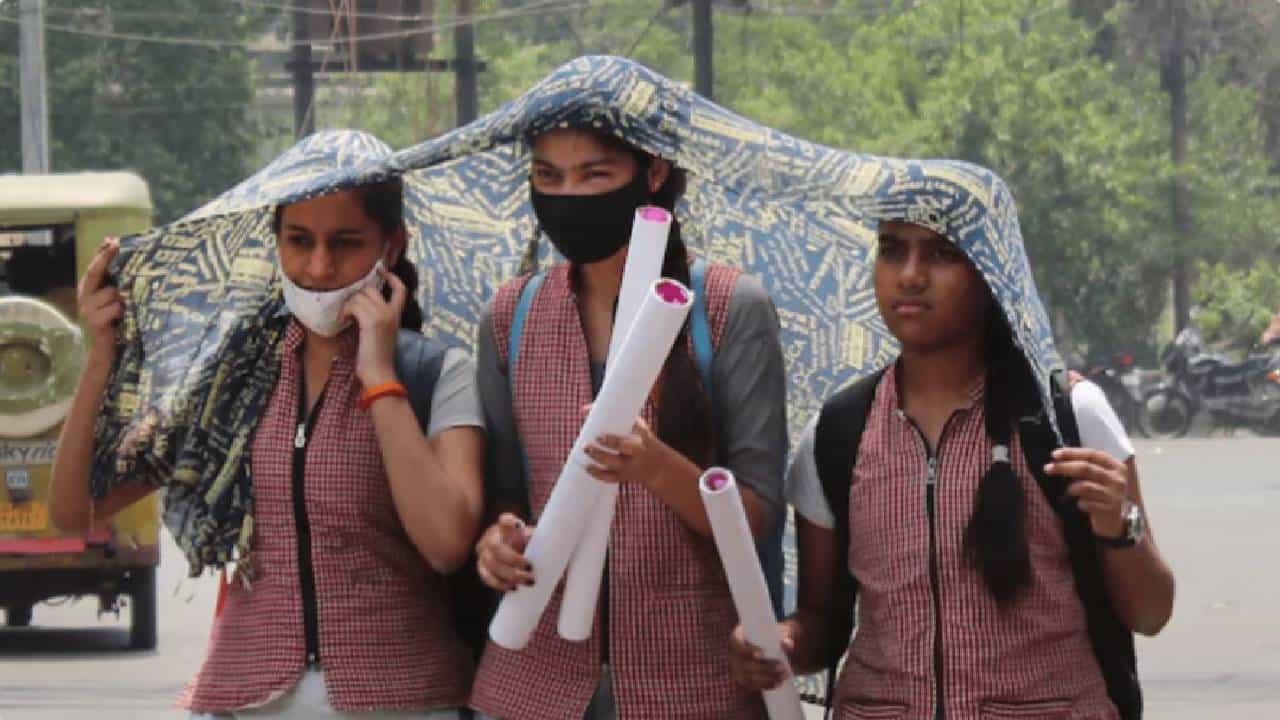 Heat Wave: ತಾಪಮಾನ ಹೆಚ್ಚಳ; ಏಪ್ರಿಲ್ನಲ್ಲಿ ಶಾಲಾ ಸಮಯವನ್ನು ಪರಿಷ್ಕರಿಸಿದ ರಾಜ್ಯಗಳ ಪಟ್ಟಿ Heat Wave: ತಾಪಮಾನ ಹೆಚ್ಚಳ; ಏಪ್ರಿಲ್ನಲ್ಲಿ ಶಾಲಾ ಸಮಯವನ್ನು ಪರಿಷ್ಕರಿಸಿದ ರಾಜ್ಯಗಳ ಪಟ್ಟಿ