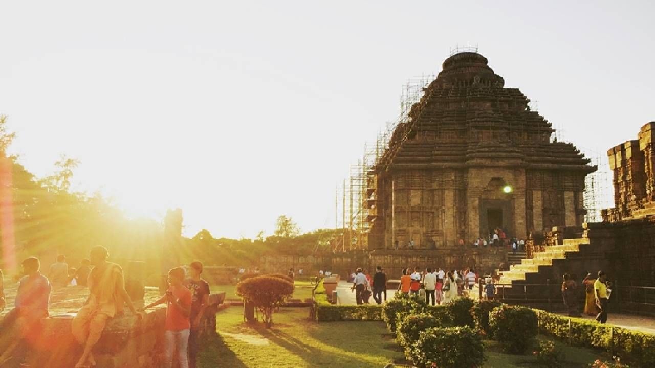 ಕೋನಾರ್ಕ್‌ ಸೂರ್ಯ ದೇವಾಲಯ: ಯುನೆಸ್ಕೋ ವಿಶ್ವ ಪರಂಪರೆಯ ತಾಣವಾಗಿರುವ ಈ ದೇವಾಲಯವು ಸೊಗಸಾದ ವಾಸ್ತುಶಿಲ್ಪ ಮತ್ತು ಕಲ್ಲಿನ ಕೆತ್ತನೆಗಳಿಗೆ ವಿಶ್ವ ವಿಖ್ಯಾತಿ ಪಡೆದಿದೆ.