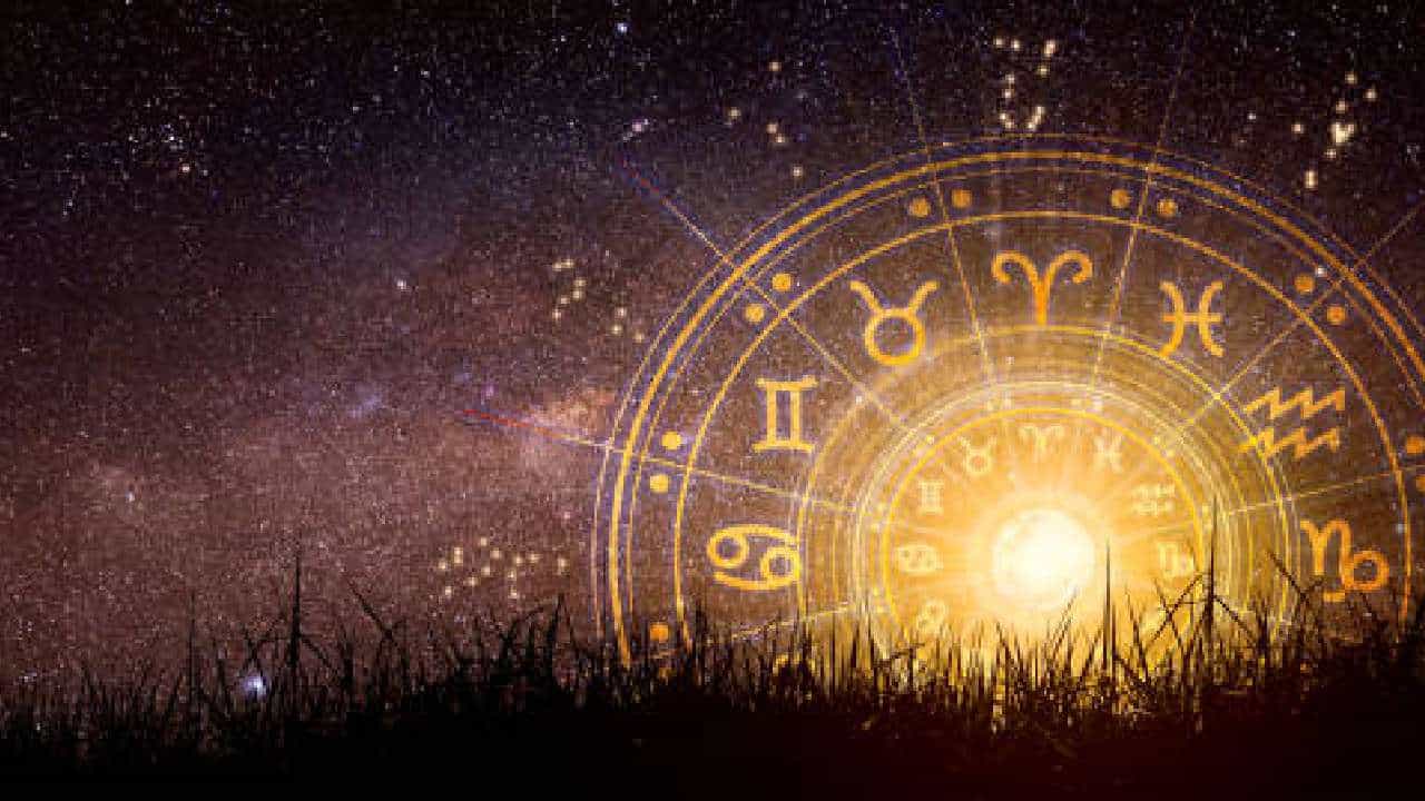 Daily Horoscope: ಇಂದು ಈ ರಾಶಿಯ ಮಹಿಳೆ ಮತ್ತು ಪತಿಯ ನಡುವೆ ಮುಸುಕಿನ ಗುದ್ದಾಟ ನಡೆಯಲಿದೆ Daily Horoscope: ಇಂದು ಈ ರಾಶಿಯ ಮಹಿಳೆ ಮತ್ತು ಪತಿಯ ನಡುವೆ ಮುಸುಕಿನ ಗುದ್ದಾಟ ನಡೆಯಲಿದೆ