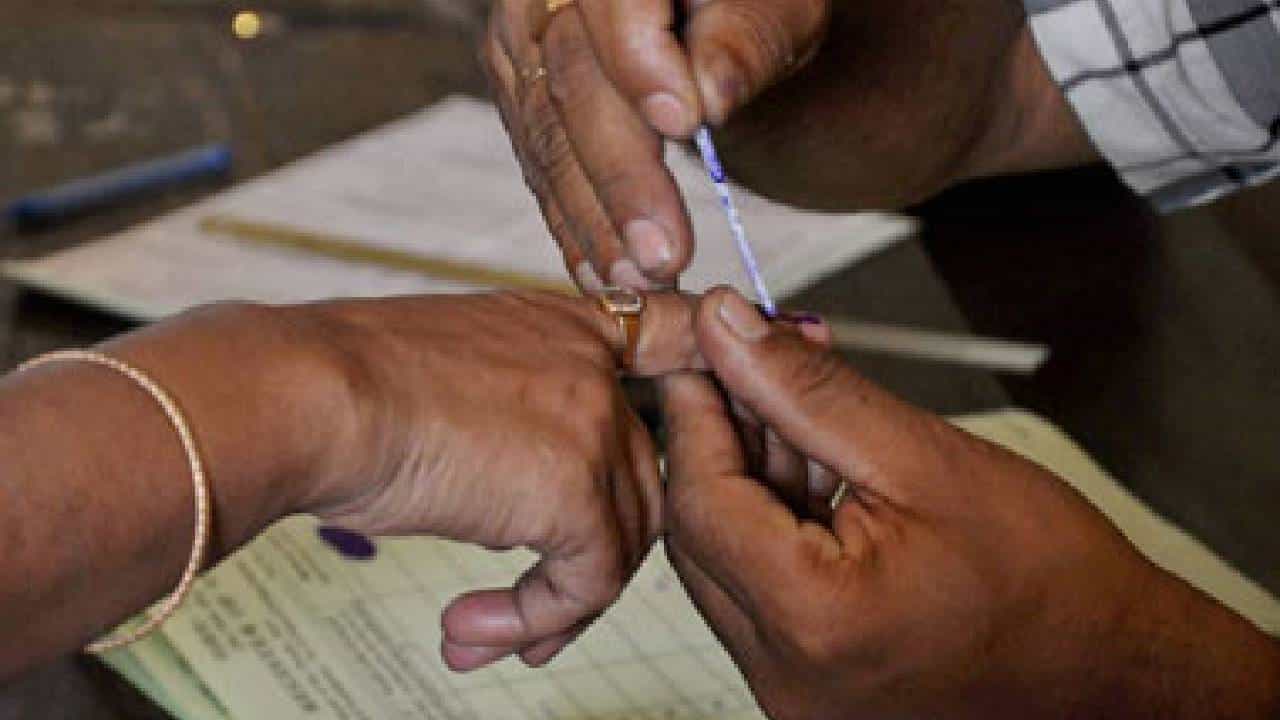 Karnataka Elections 2023: ವಿಧಾನಸಭಾ ಚುನಾವಣೆ 2023; ನಿರ್ಣಾಯಕ ಪಾತ್ರ ವಹಿಸಲಿರುವ ವಲಸಿಗರು! Karnataka Elections 2023: ವಿಧಾನಸಭಾ ಚುನಾವಣೆ 2023; ನಿರ್ಣಾಯಕ ಪಾತ್ರ ವಹಿಸಲಿರುವ ವಲಸಿಗರು!