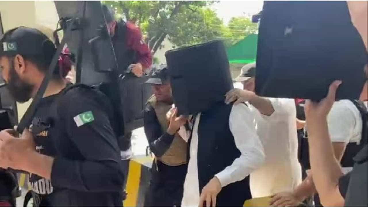 Imran Khan Video: ತಲೆಗೆ ಬುಲೆಟ್ ಪ್ರೂಫ್ ಬಕೆಟ್ ಧರಿಸಿ ಕೋರ್ಟ್ಗೆ ಹಾಜರಾದ ಇಮ್ರಾನ್ ಖಾನ್ Imran Khan Video: ತಲೆಗೆ ಬುಲೆಟ್ ಪ್ರೂಫ್ ಬಕೆಟ್ ಧರಿಸಿ ಕೋರ್ಟ್ಗೆ ಹಾಜರಾದ ಇಮ್ರಾನ್ ಖಾನ್