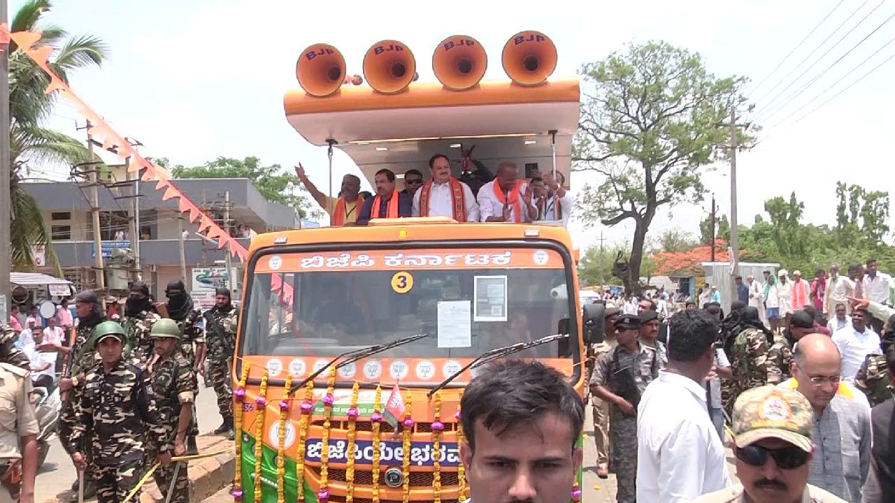 ಮುದ್ರಣ ಕಾಶಿ ಗದಗ ಜಿಲ್ಲೆಯಲ್ಲಿ ಬಿಜೆಪಿ ರಾಷ್ಟ್ರೀಯ ಅಧ್ಯಕ್ಷ ಜೆ.ಪಿ. ನಡ್ಡಾ ಮತ ಶಿಕಾರಿ ಮಾಡಿದ್ದಾರೆ. ಗದಗ ಜಿಲ್ಲೆಯ ರೋಣ ವಿಧಾನಸಭಾ ಕ್ಷೇತ್ರದ ಡಂಬಳ ಗ್ರಾಮದಲ್ಲಿ ಮತಯಾಚನೆ ಮಾಡಿದರು.