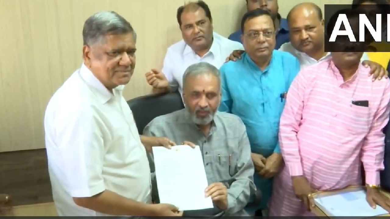 ರಾಜೀನಾಮೆ ಪತ್ರ ಹಿಡಿದು ಬಂದ ಜಗದೀಶ್ ಶೆಟ್ಟರ್ ಮನವೊಲಿಕೆಗೆ ಸ್ಪೀಕರ್ ಕಚೇರಿಯಲ್ಲಿ ಅಂತಿಮ ಕಸರತ್ತು: ಬಗ್ಗದ ಮಾಜಿ ಸಿಎಂ ರಾಜೀನಾಮೆ ಪತ್ರ ಹಿಡಿದು ಬಂದ ಜಗದೀಶ್ ಶೆಟ್ಟರ್ ಮನವೊಲಿಕೆಗೆ ಸ್ಪೀಕರ್ ಕಚೇರಿಯಲ್ಲಿ ಅಂತಿಮ ಕಸರತ್ತು: ಬಗ್ಗದ ಮಾಜಿ ಸಿಎಂ