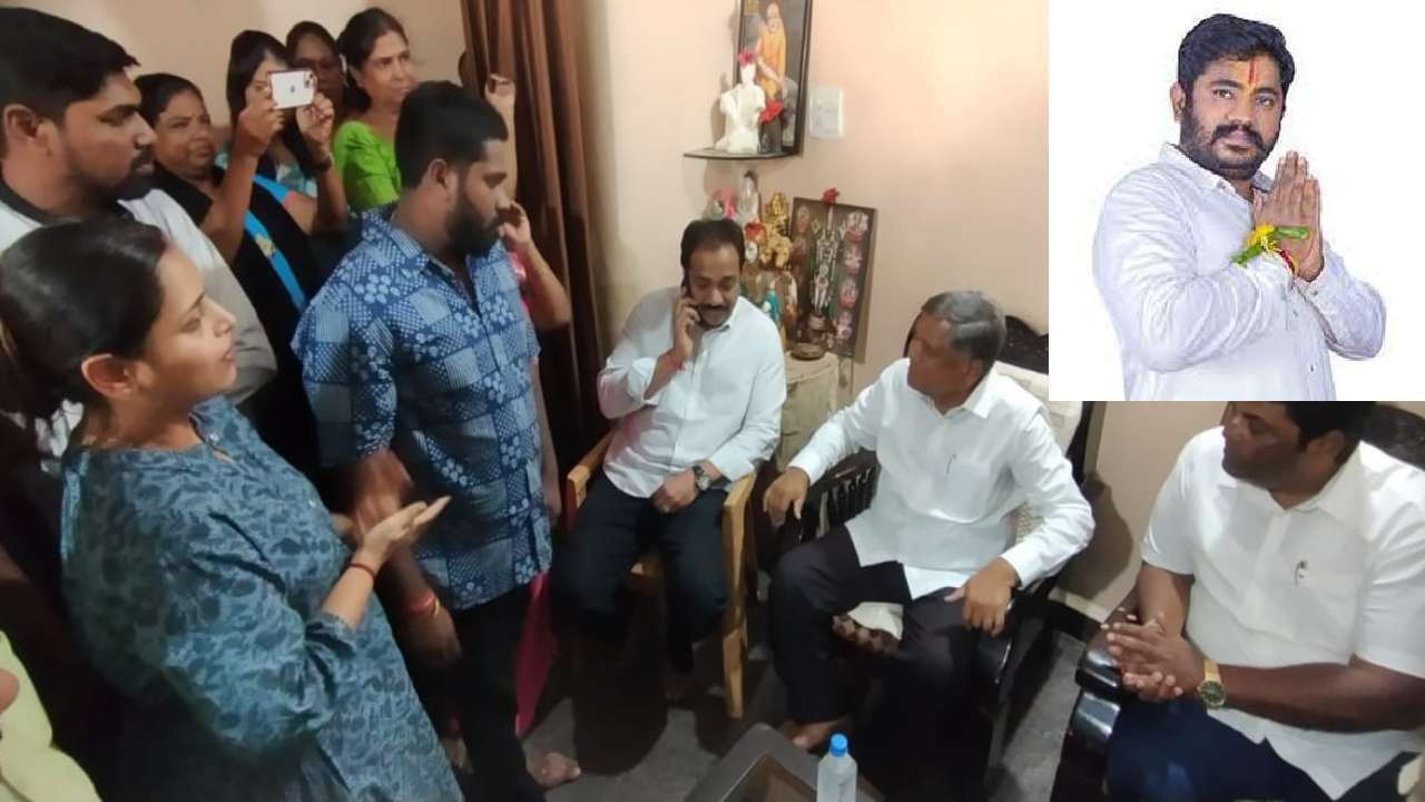 ಹುಬ್ಬಳ್ಳಿ: ಬಂಧಿತ ರೌಡಿಶೀಟರ್ ಚೇತನ್ ಹಿರೇಕೆರೂರು ಮನೆಗೆ ಕಾಂಗ್ರೆಸ್ ಅಭ್ಯರ್ಥಿ ಜಗದೀಶ್ ಶೆಟ್ಟರ್ ಭೇಟಿ ಹುಬ್ಬಳ್ಳಿ: ಬಂಧಿತ ರೌಡಿಶೀಟರ್ ಚೇತನ್ ಹಿರೇಕೆರೂರು ಮನೆಗೆ ಕಾಂಗ್ರೆಸ್ ಅಭ್ಯರ್ಥಿ ಜಗದೀಶ್ ಶೆಟ್ಟರ್ ಭೇಟಿ