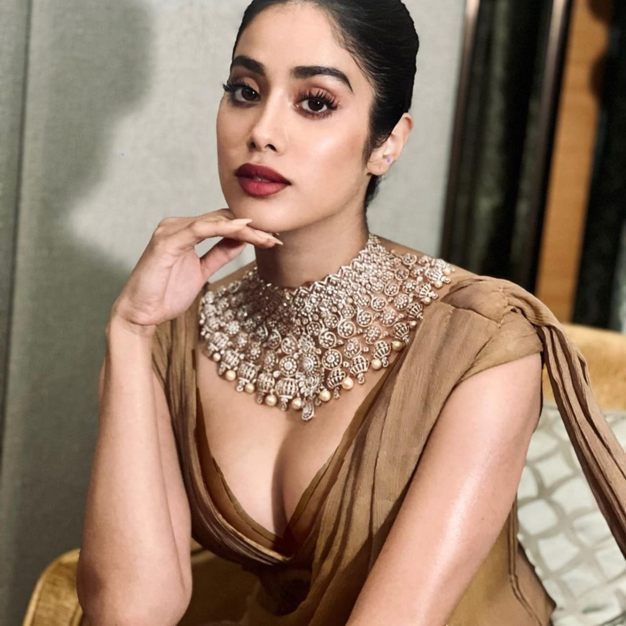 ನಟಿ ಜಾನ್ಹವಿ ಕಪೂರ್ ಕೊರಳಲ್ಲಿ ಧರಿಸಿರುವ ನೆಕ್​ಲೆಸ್ ಭಾರಿ ಬೆಲೆಯದ್ದು