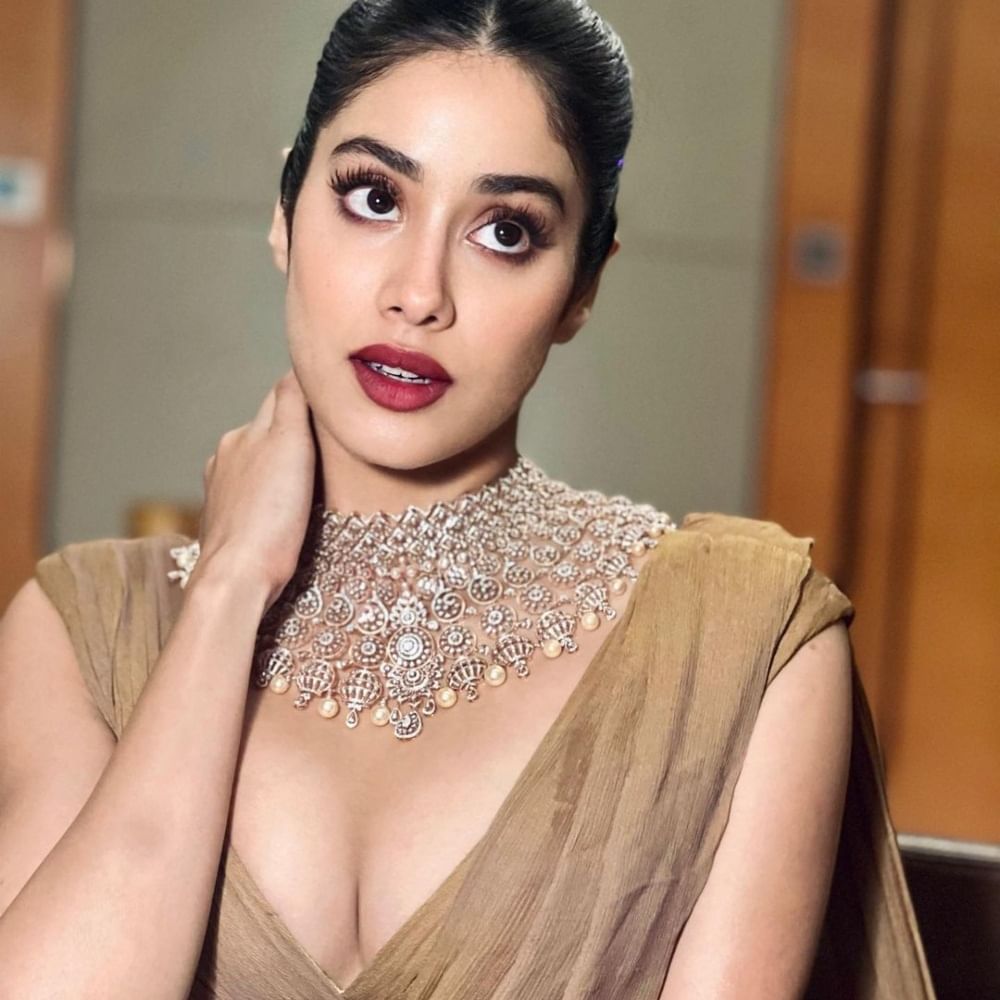 ಸ್ಟೈಲಿಶ್ ನಟಿ ಜಾನ್ಹವಿ ಕಪೂರ್ ಸ್ಟೈಲಿಶ್ ಆಗಿ ಫೋಸು ನೀಡಿದ್ದಾರೆ.