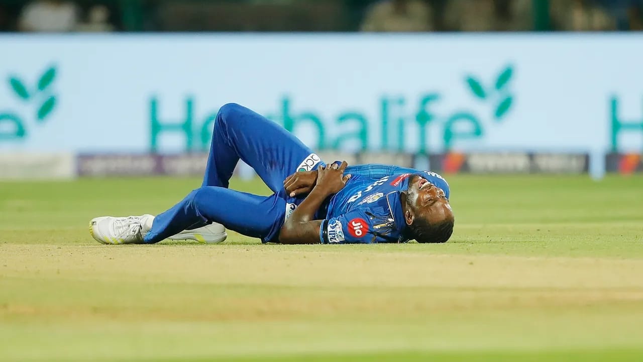 ಆ ಬಳಿಕ ಸಂಪೂರ್ಣ ವಿಶ್ರಾಂತಿ ಪಡೆದಿದ್ದ ಆರ್ಚರ್ ಪಂಜಾಬ್ ಕಿಂಗ್ಸ್ ವಿರುದ್ಧದ ಪಂದ್ಯದಲ್ಲಿ ಮತ್ತೆ ಕಣಕ್ಕಿಳಿದಿದ್ದರು. ಆದರೆ ಈ ವೇಳೆ ಮತ್ತೆ ಮೊಣಕೈ ನೋವು ಉಲ್ಬಣಗೊಂಡ ಪರಿಣಾಮ ಇದೀಗ ಐಪಿಎಲ್​ನಿಂದ ಹೊರ ನಡೆದಿದ್ದಾರೆ. 