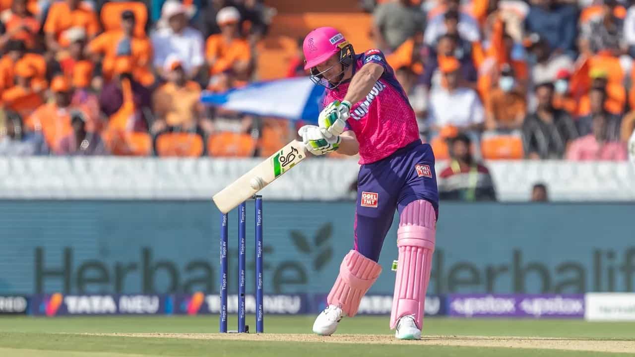 IPL 2023: ಚೆನ್ನೈನ ಎಂಎ ಚಿದಂಬರಂ ಸ್ಟೇಡಿಯಂನಲ್ಲಿ ನಡೆದ ಸಿಎಸ್ಕೆ ವಿರುದ್ಧದ ಪಂದ್ಯದಲ್ಲಿ ಅರ್ಧಶತಕ ಬಾರಿಸುವ ಮೂಲಕ ಜೋಸ್ ಬಟ್ಲರ್ ವಿಶೇಷ ದಾಖಲೆ ಬರೆದಿದ್ದಾರೆ. ಅದು ಕೂಡ ಟಾಪ್-3 ವೇಗದ ರನ್ ಸರದಾರರ ಪಟ್ಟಿಗೆ ಎಂಟ್ರಿ ಕೊಡುವ ಮೂಲಕ ಎಂಬುದು ವಿಶೇಷ.
