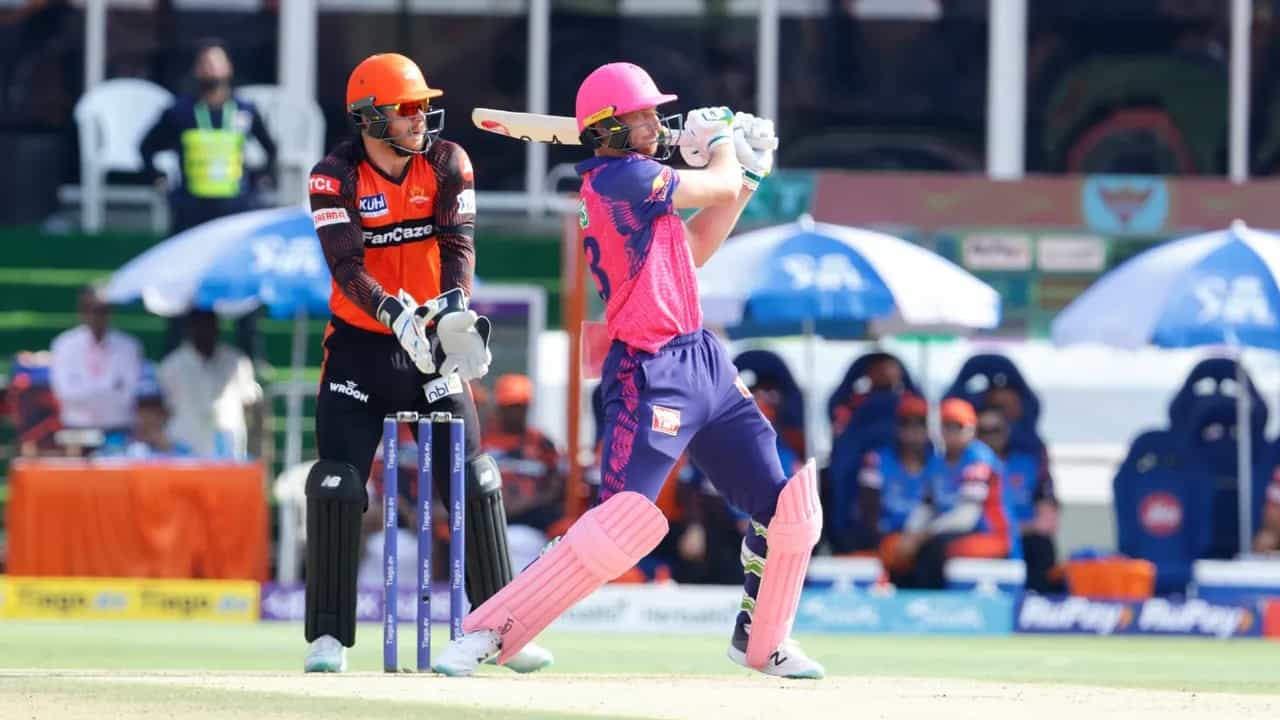 IPL 2023: ಐಪಿಎಲ್ನ 4ನೇ ಪಂದ್ಯದಲ್ಲಿ ಸನ್ರೈಸರ್ಸ್ ಹೈದರಾಬಾದ್ ವಿರುದ್ಧದ ಪಂದ್ಯದಲ್ಲಿ ಜೋಶ್ ಬಟ್ಲರ್ ಸಿಡಿಲಬ್ಬರದ ಬ್ಯಾಟಿಂಗ್ ಪ್ರದರ್ಶಿಸಿದ್ದಾರೆ. ಹೈದರಾಬಾದ್ನಲ್ಲಿ ನಡೆದ ಈ ಪಂದ್ಯದಲ್ಲಿ ಟಾಸ್ ಗೆದ್ದ ಎಸ್ಆರ್ಹೆಚ್ ತಂಡವು ಬೌಲಿಂಗ್ ಆಯ್ದುಕೊಂಡಿತು.