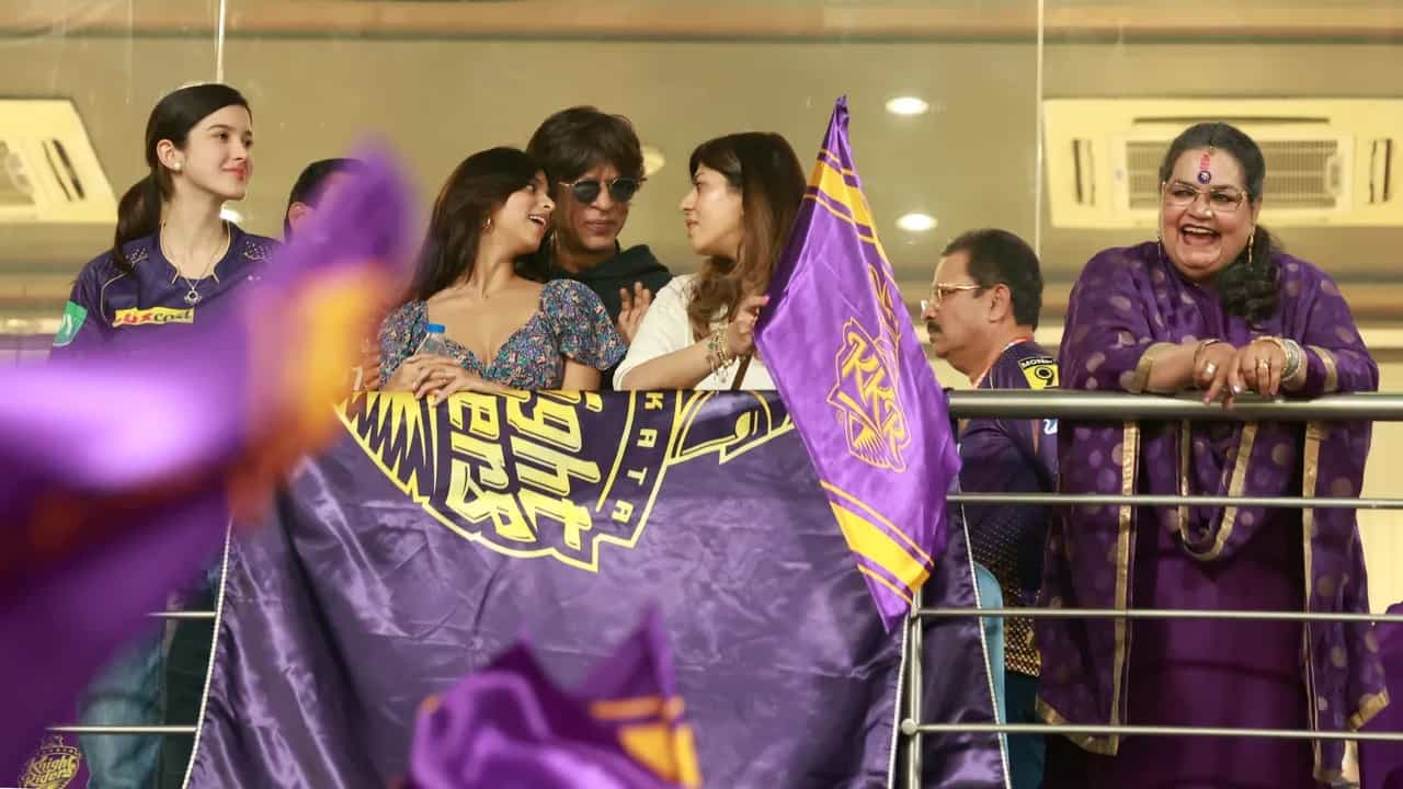 IPL 2023 KKR vs RCB: ಕೊಲ್ಕತ್ತಾದ ಈಡನ್ ಗಾರ್ಡನ್ಸ್ ಮೈದಾನದಲ್ಲಿ ನಡೆದ ಕೆಕೆಆರ್ ಹಾಗೂ ಆರ್ಸಿಬಿ ನಡುವಣ ಪಂದ್ಯದ ವೇಳೆ ಬಾಲಿವುಡ್ನ ಖ್ಯಾತ ಶಾರೂಖ್ ಖಾನ್ ಕಾಣಿಕೊಂಡಿದ್ದರು. ಕೆಕೆಆರ್ ತಂಡದ ಸಹ ಮಾಲೀಕರಾಗಿರುವ ಕಿಂಗ್ ಖಾನ್ ಮಗಳು ಸುಹಾನ ಖಾನ್ ಜೊತೆ ತಂಡವನ್ನು ಹುರಿದುಂಬಿಸಿದರು.