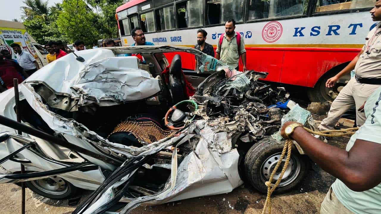 ಸಂಪಾಜೆ: ಸರ್ಕಾರಿ ಬಸ್ ಡಿಕ್ಕಿ, ಕಾರಿನಲ್ಲಿದ್ದ ಒಂದೇ ಕುಟುಂಬದ 6 ಜನರ ದುರ್ಮರಣ ಸಂಪಾಜೆ: ಸರ್ಕಾರಿ ಬಸ್ ಡಿಕ್ಕಿ, ಕಾರಿನಲ್ಲಿದ್ದ ಒಂದೇ ಕುಟುಂಬದ 6 ಜನರ ದುರ್ಮರಣ