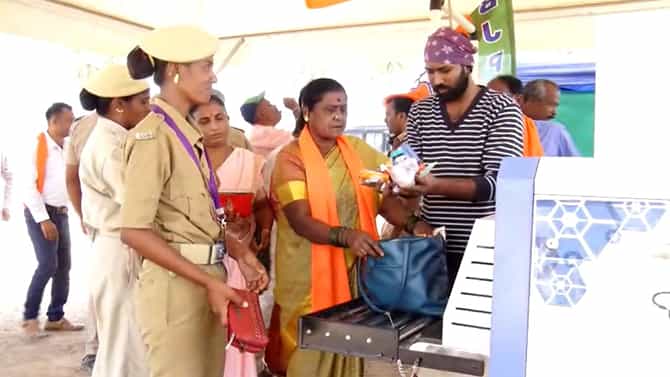 ಮೋದಿ ಸಂಚರಿಸುವ ರಸ್ತೆ ಮಾರ್ಗದಲ್ಲಿ ಕೆಟ್ಟು ನಿಂತ ಕಸದ ಲಾರಿ, ಬಸ್: ಸಮಾವೇಶದಲ್ಲಿ ಮಹಿಳೆಯರ ಮೇಕಪ್ ಕಿಟ್​ಗೆ ನೋ ಎಂಟ್ರಿ