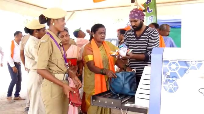 ಮೋದಿ ಸಂಚರಿಸುವ ರಸ್ತೆ ಮಾರ್ಗದಲ್ಲಿ ಕೆಟ್ಟು ನಿಂತ ಕಸದ ಲಾರಿ, ಬಸ್: ಸಮಾವೇಶದಲ್ಲಿ ಮಹಿಳೆಯರ ಮೇಕಪ್ ಕಿಟ್ಗೆ ನೋ ಎಂಟ್ರಿ ಮೋದಿ ಸಂಚರಿಸುವ ರಸ್ತೆ ಮಾರ್ಗದಲ್ಲಿ ಕೆಟ್ಟು ನಿಂತ ಕಸದ ಲಾರಿ, ಬಸ್: ಸಮಾವೇಶದಲ್ಲಿ ಮಹಿಳೆಯರ ಮೇಕಪ್ ಕಿಟ್ಗೆ ನೋ ಎಂಟ್ರಿ