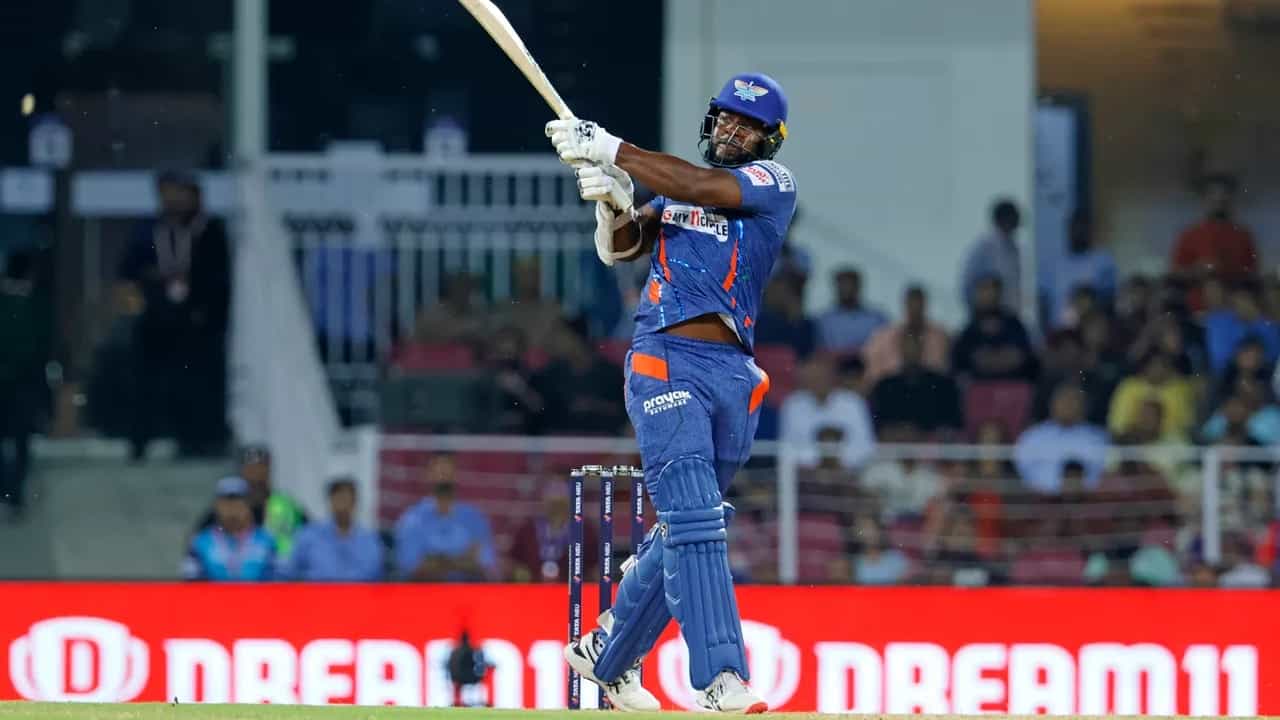 IPL 2023: ಇಂಡಿಯನ್ ಪ್ರೀಮಿಯರ್ ಲೀಗ್ನ 3ನೇ ಪಂದ್ಯದಲ್ಲಿ ಕೊಲ್ಕತ್ತಾ ನೈಟ್ ರೈಡರ್ಸ್ ವಿರುದ್ಧದ ಪಂದ್ಯದಲ್ಲಿ ಲಕ್ನೋ ಸೂಪರ್ ಜೈಂಟ್ಸ್ ತಂಡದ ಆರಂಭಿಕ ಆಟಗಾರ ಕೈಲ್ ಮೇಯರ್ಸ್ ಸಿಡಿಲಬ್ಬರದ ಬ್ಯಾಟಿಂಗ್ ಪ್ರದರ್ಶಿಸಿದ್ದರು. ಆರಂಭದಿಂದಲೇ ಬಿರುಸಿನ ಬ್ಯಾಟಿಂಗ್ ಪ್ರದರ್ಶಿಸಿದ ಮೇಯರ್ಸ್ ಕೆಕೆಆರ್ ತಂಡದ ಬೌಲರ್ಗಳ ಬೆಂಡೆತ್ತಿದರು.