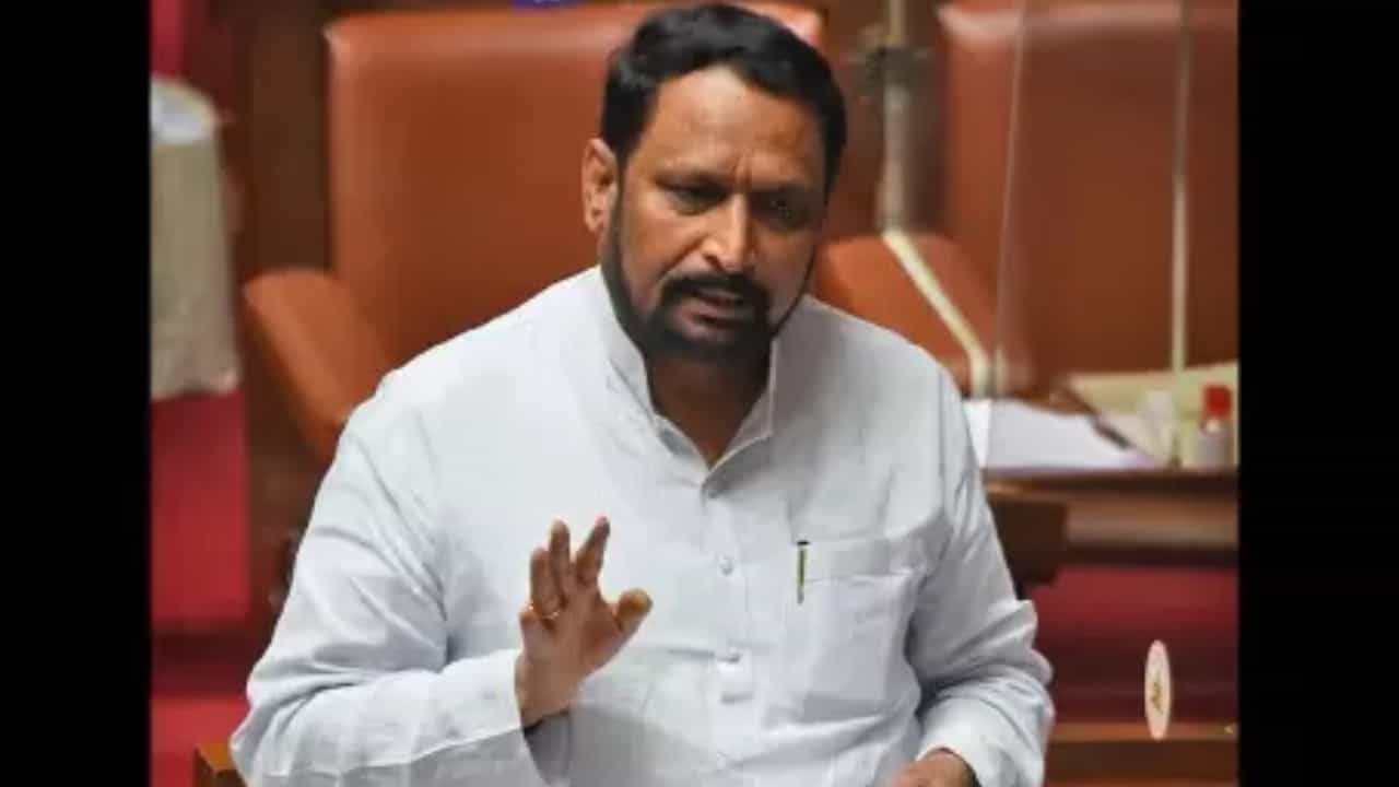 ಲಕ್ಷ್ಮಣ ಸವದಿ ಮನವೊಲಿಕೆ ಮುಂದಾದ ಹೈಕಮಾಂಡ್: 3 ಬಾರಿ ಗೆದ್ದ ನಾಯಕನಿಗೆ ಪಕ್ಷದಲ್ಲೇ ಉಳಿಸಿಕೊಳ್ಳಲು ಕಸರತ್ತು ಲಕ್ಷ್ಮಣ ಸವದಿ ಮನವೊಲಿಕೆ ಮುಂದಾದ ಹೈಕಮಾಂಡ್: 3 ಬಾರಿ ಗೆದ್ದ ನಾಯಕನಿಗೆ ಪಕ್ಷದಲ್ಲೇ ಉಳಿಸಿಕೊಳ್ಳಲು ಕಸರತ್ತು