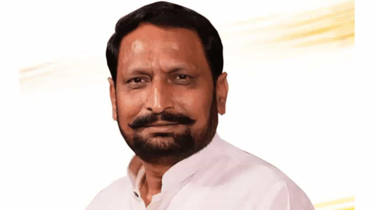 3ನೇ ಪಟ್ಟಿಯಲ್ಲಿ ಅಥಣಿ ಟಿಕೆಟ್ ಘೋಷಣೆಯಾಗುತ್ತಿದ್ದಂತೆಯೇ ಅಖಾಡಕ್ಕಿಳಿದ ಲಕ್ಷ್ಮಣ ಸವದಿ 3ನೇ ಪಟ್ಟಿಯಲ್ಲಿ ಅಥಣಿ ಟಿಕೆಟ್ ಘೋಷಣೆಯಾಗುತ್ತಿದ್ದಂತೆಯೇ ಅಖಾಡಕ್ಕಿಳಿದ ಲಕ್ಷ್ಮಣ ಸವದಿ