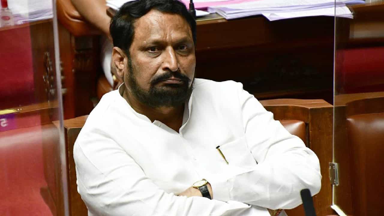 ಇಂದು ಎಂಎಲ್ಸಿ ಸ್ಥಾನಕ್ಕೆ ಲಕ್ಷ್ಮಣ ಸವದಿ ರಾಜಿನಾಮೆ, ಕಾಂಗ್ರೆಸ್ ಸೇರ್ಪಡೆ? ಬೆಳಗಾವಿ ರಾಜಕಾರಣದಲ್ಲಿ ಹೊಸ ಅಲೆ ಇಂದು ಎಂಎಲ್ಸಿ ಸ್ಥಾನಕ್ಕೆ ಲಕ್ಷ್ಮಣ ಸವದಿ ರಾಜಿನಾಮೆ, ಕಾಂಗ್ರೆಸ್ ಸೇರ್ಪಡೆ? ಬೆಳಗಾವಿ ರಾಜಕಾರಣದಲ್ಲಿ ಹೊಸ ಅಲೆ