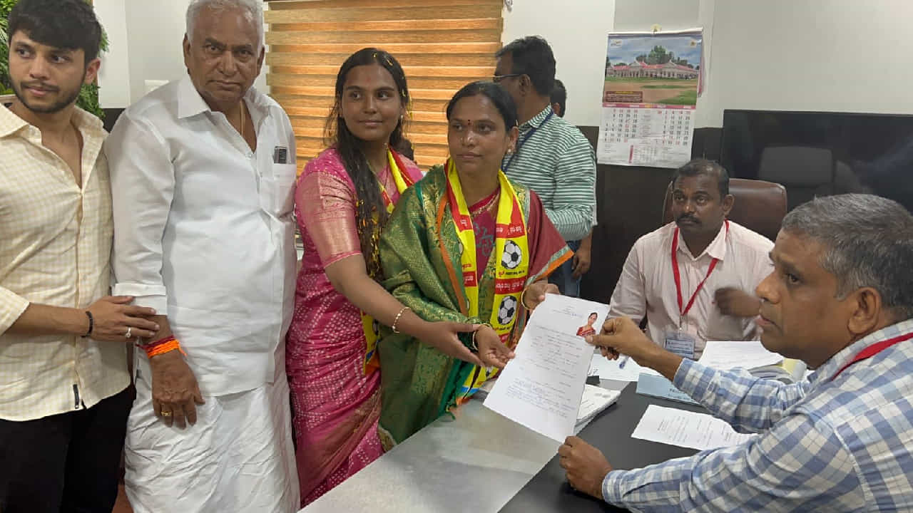 ಅತ್ತೆ-ಮೈದುನ ಫೈಟ್: ಬಳ್ಳಾರಿಯಲ್ಲಿ ಸೋಮಶೇಖರ್ ರೆಡ್ಡಿ ವಿರುದ್ಧ ನಾಮಪತ್ರ ಸಲ್ಲಿಸಿದ ಲಕ್ಷ್ಮೀ ಅರುಣಾ ಅತ್ತೆ-ಮೈದುನ ಫೈಟ್: ಬಳ್ಳಾರಿಯಲ್ಲಿ ಸೋಮಶೇಖರ್ ರೆಡ್ಡಿ ವಿರುದ್ಧ ನಾಮಪತ್ರ ಸಲ್ಲಿಸಿದ ಲಕ್ಷ್ಮೀ ಅರುಣಾ
