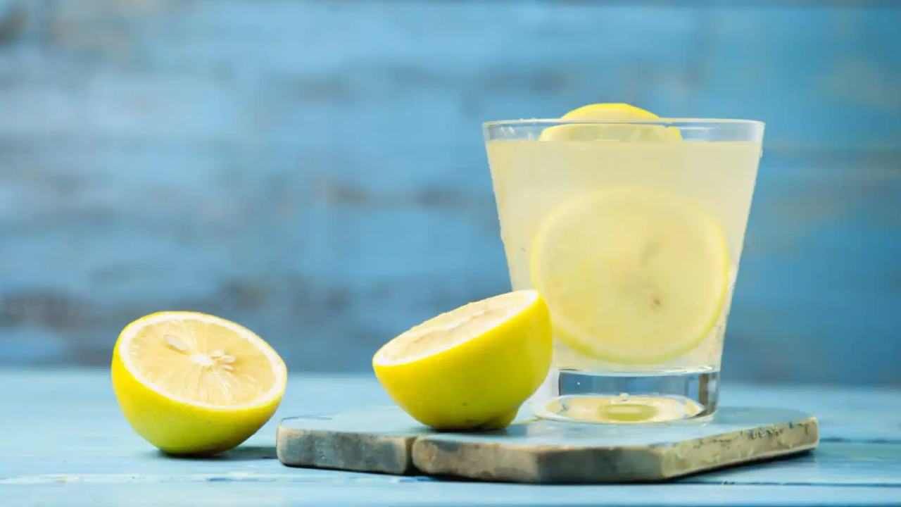 Lemon Juice: ಬೇಸಿಗೆಯಲ್ಲಿ ನಿಂಬೆ ಪಾನಕವನ್ನು ಹೆಚ್ಚಾಗಿ ಕುಡಿಯಬೇಡಿ, ಆರೋಗ್ಯದ ಮೇಲೆ ಈ ರೀತಿಯ ಪರಿಣಾಮಗಳುಂಟಾಗಬಹುದು Lemon Juice: ಬೇಸಿಗೆಯಲ್ಲಿ ನಿಂಬೆ ಪಾನಕವನ್ನು ಹೆಚ್ಚಾಗಿ ಕುಡಿಯಬೇಡಿ, ಆರೋಗ್ಯದ ಮೇಲೆ ಈ ರೀತಿಯ ಪರಿಣಾಮಗಳುಂಟಾಗಬಹುದು