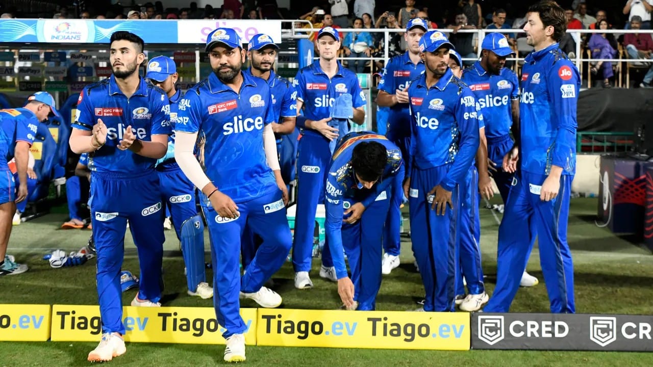 IPL 2023: ಐಪಿಎಲ್​ನ ಮೊದಲಾರ್ಧದಲ್ಲಿ ಸತತ ಸೋಲುಗಳಿಂದ ಕಂಗೆಟ್ಟಿದ್ದ ಮುಂಬೈ ಇಂಡಿಯನ್ಸ್ ತಂಡಕ್ಕೆ ಇದೀಗ ಮತ್ತೊಂದು ಆಘಾತ ಎದುರಾಗಿದೆ. ರೋಹಿತ್ ಶರ್ಮಾ ಪಡೆಯ ಪ್ರಮುಖ ಬೌಲರ್​ ಅರ್ಧದಲ್ಲೇ ಐಪಿಎಲ್ ತೊರೆದಿದ್ದಾರೆ.